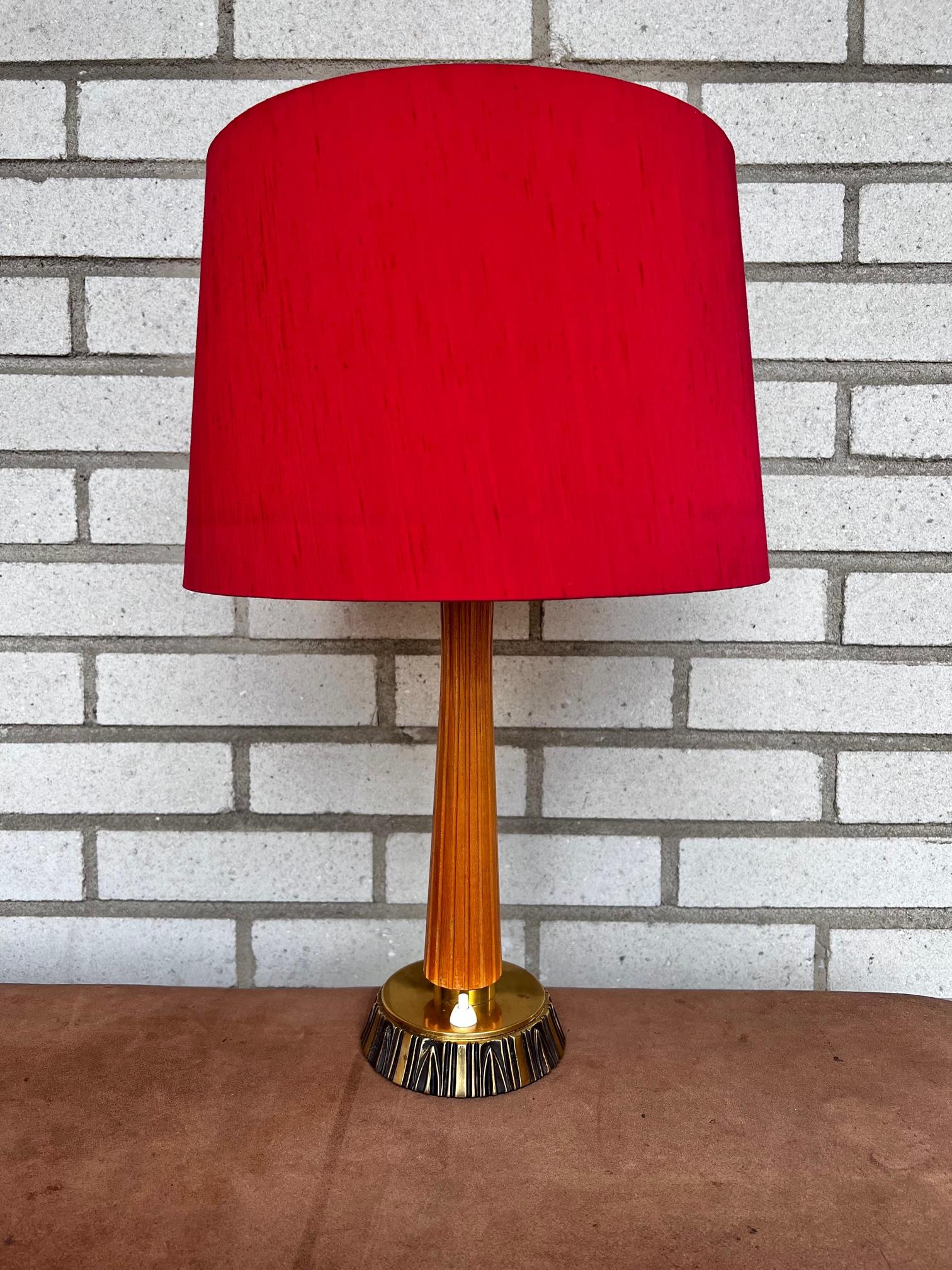 Table lamp designed by the Swedish sculptor Sonja Katzin, (1919-2014). Produced by ASEA in Sweden during the 1950s. The lamp has been given the number E1141 and a ASEA stamp underneath the base. 

The lamp height is to the socket is 38cm and with
