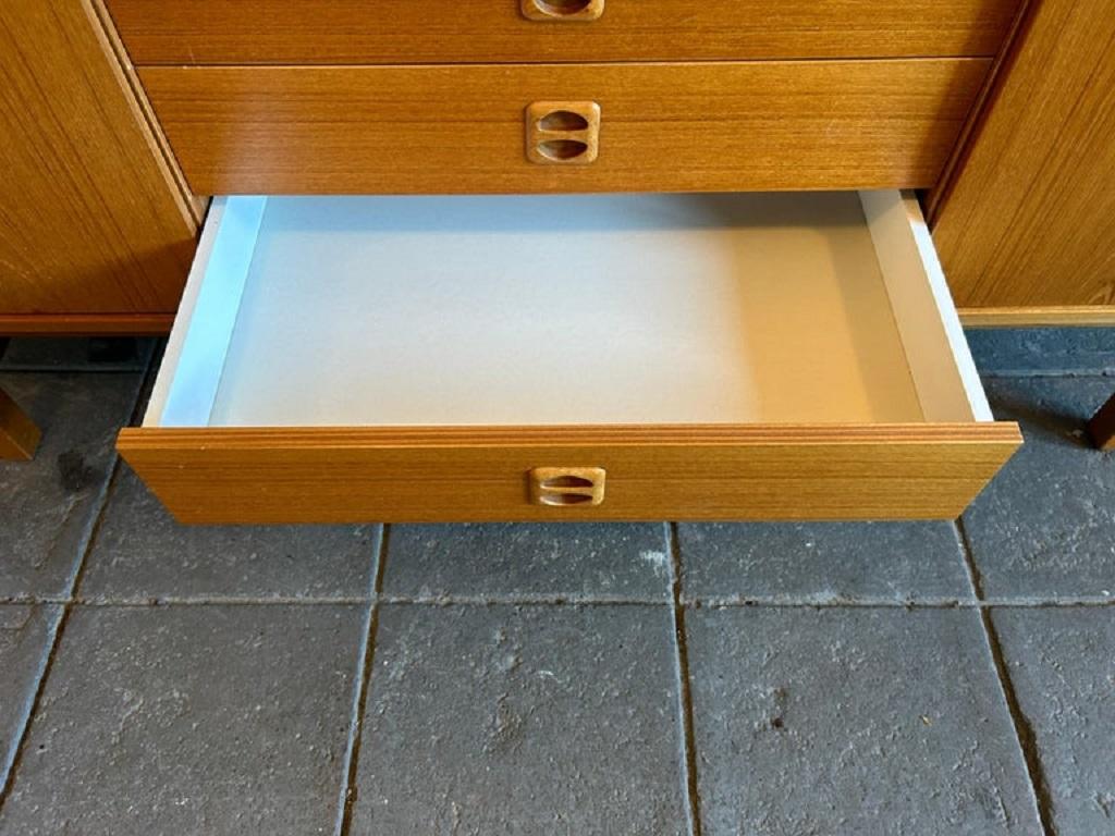 Schwedische Mid-Century-Modern-Anrichte aus Teakholz von Erik Worts im Angebot 1