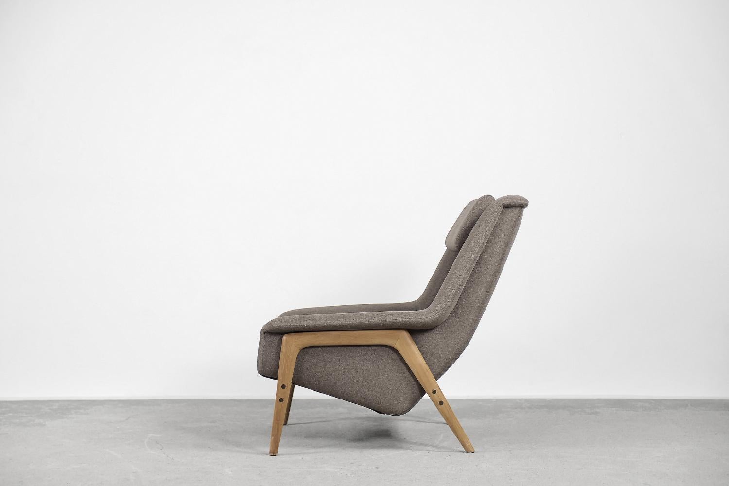 Vintage Mid-Century Modern Swedish Fabric Lounge Chair by Folke Ohlsson for Dux In Good Condition In Warszawa, Mazowieckie