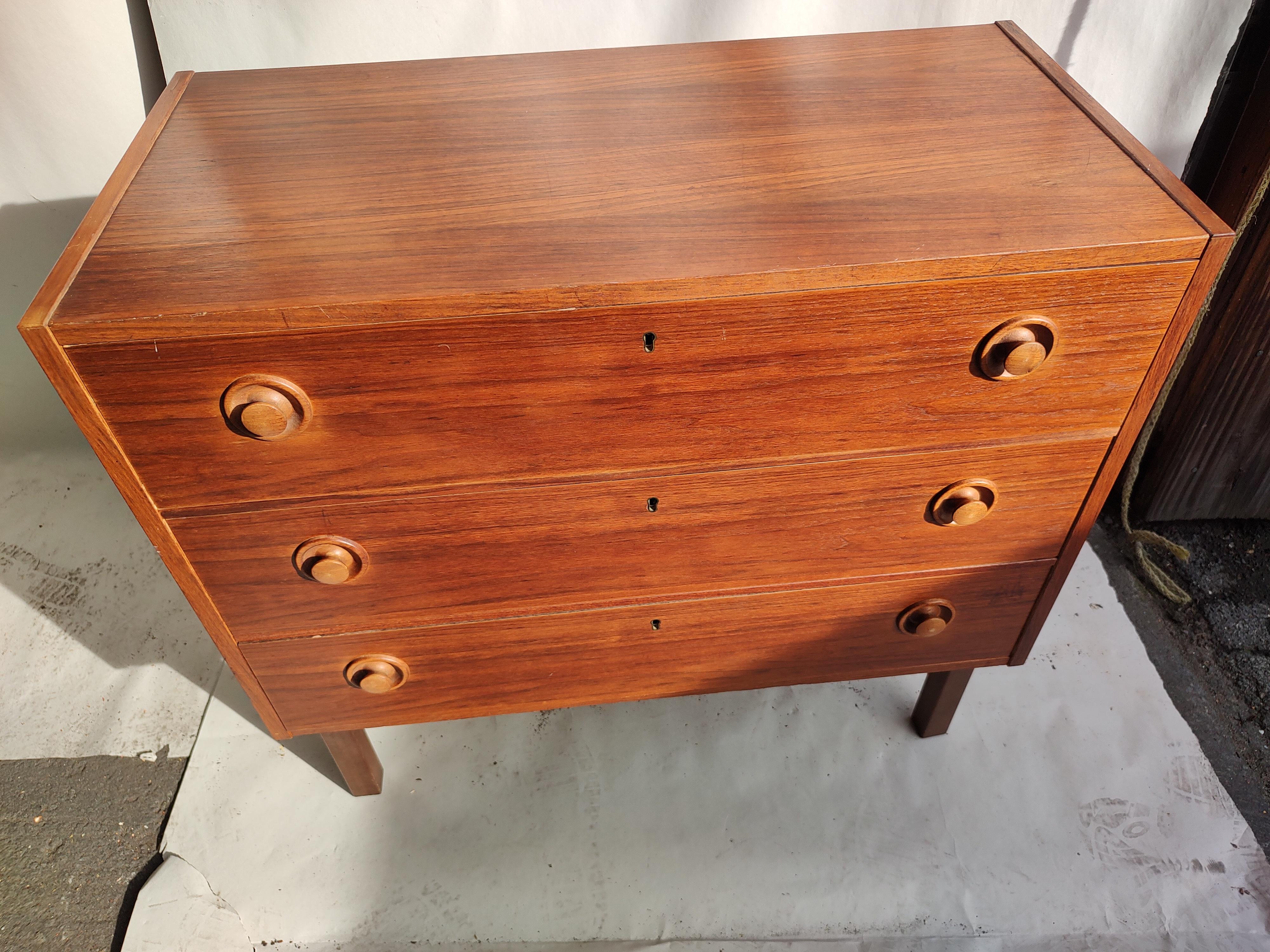 Petite commode suédoise moderne du milieu du siècle dernier à 3 tiroirs en teck, C1970 en vente 2