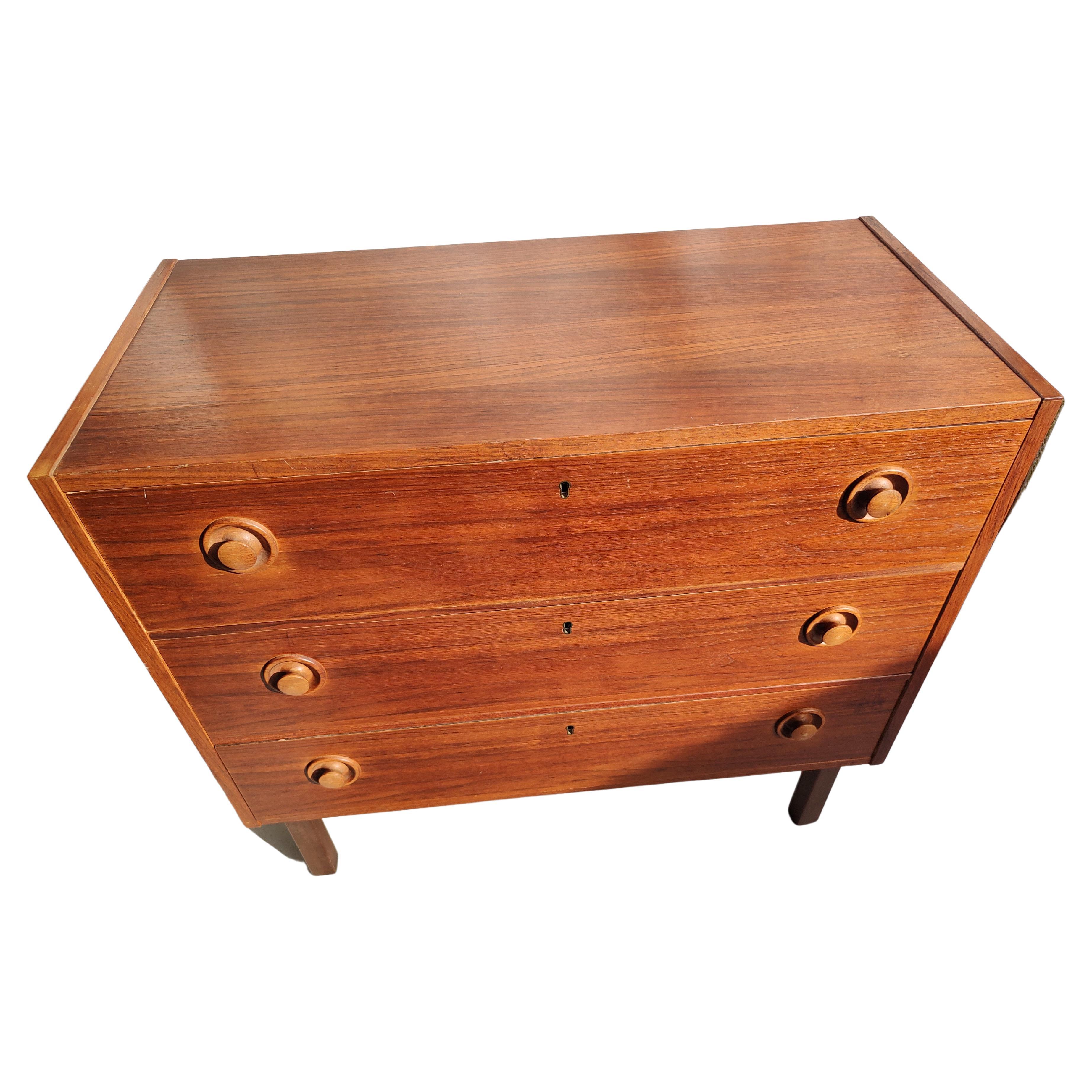 Peint Petite commode suédoise moderne du milieu du siècle dernier à 3 tiroirs en teck, C1970 en vente