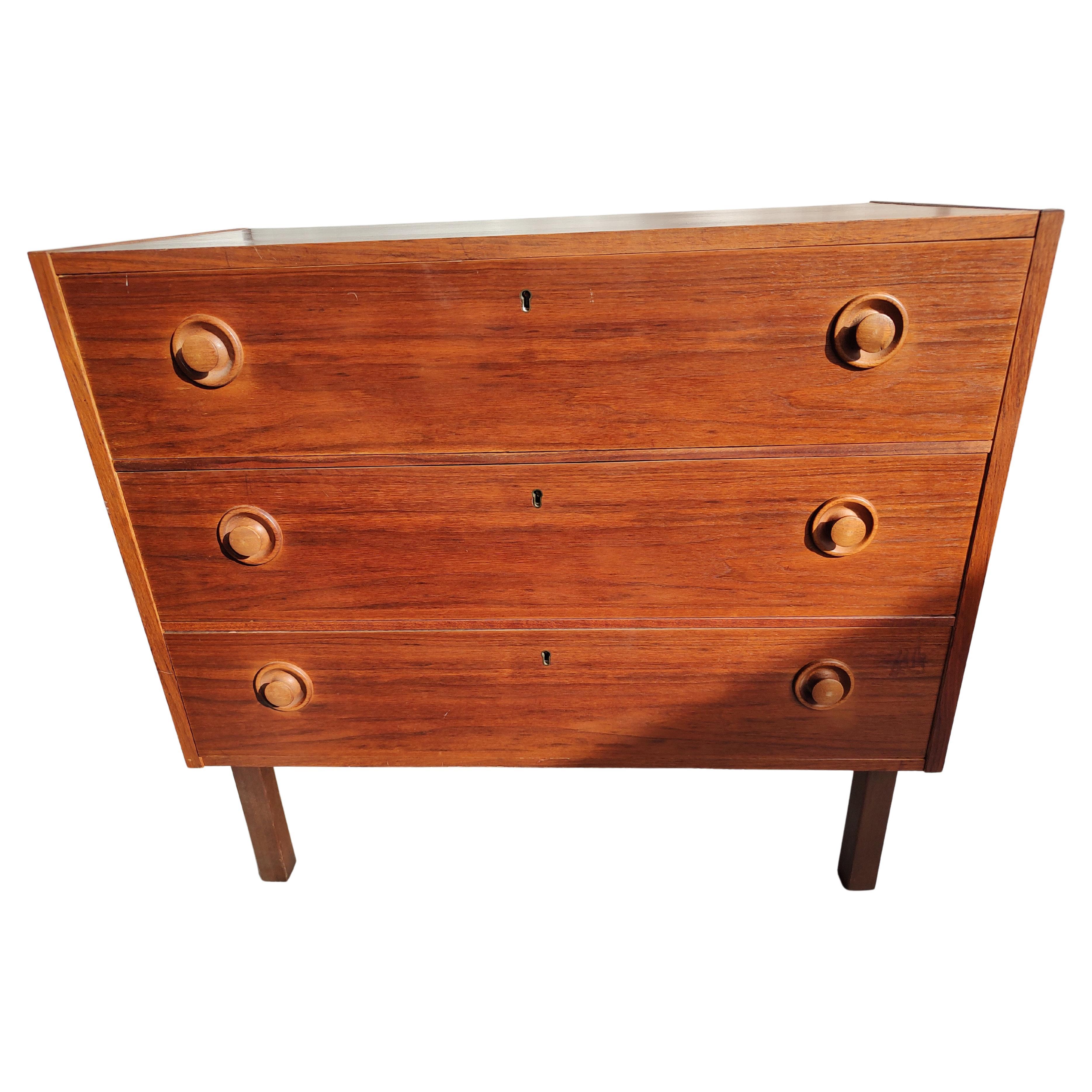 Comò svedese Petite a 3 cassetti in teak del Mid Century Modern C1970