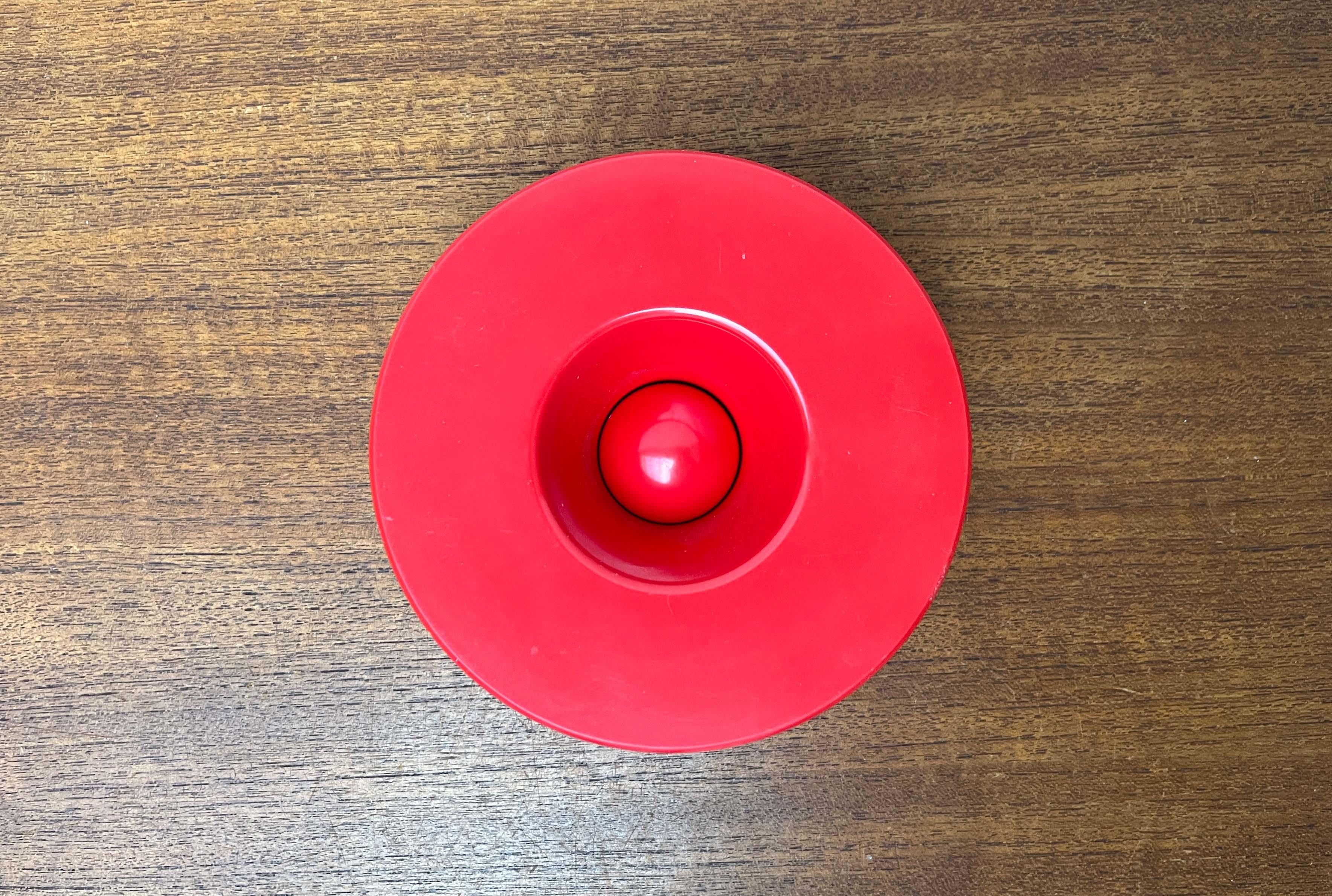 Moderner schwedischer Aschenbecher aus rotem Melamin aus der Jahrhundertmitte von Gunnar Larson für Gustavsberg, 1960er Jahre