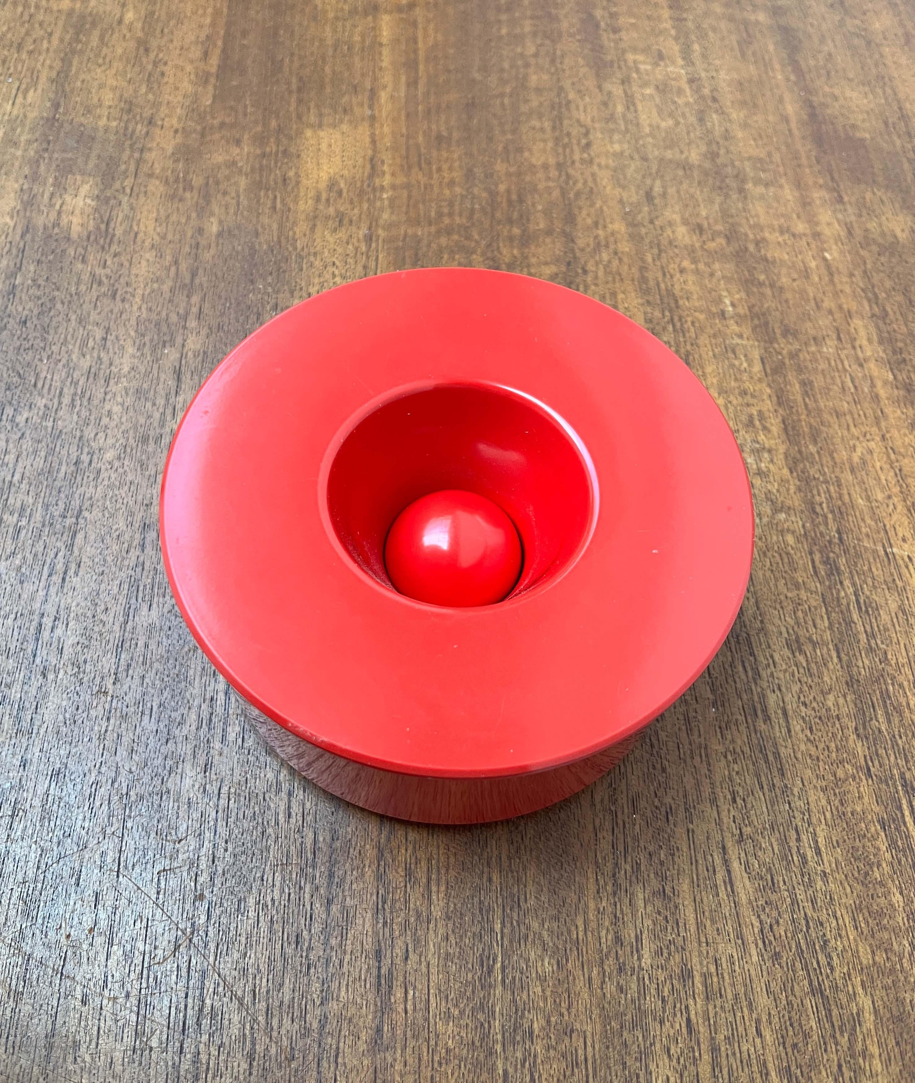 Moderner schwedischer Aschenbecher aus rotem Melamin aus der Jahrhundertmitte Gunnar Larson Gustavsberg, 60er Jahre (Schwedisch) im Angebot