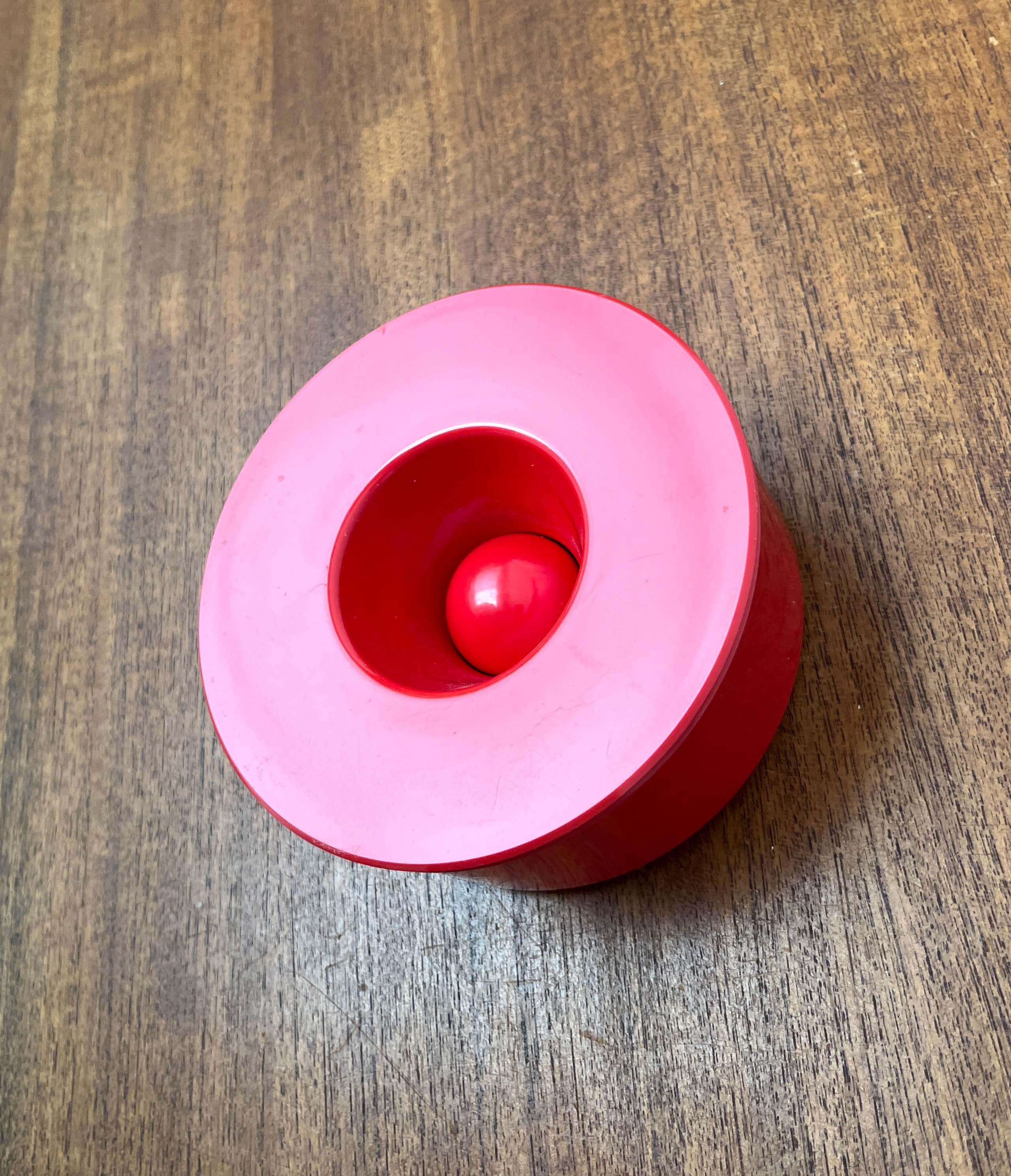 Moderner schwedischer Aschenbecher aus rotem Melamin aus der Jahrhundertmitte Gunnar Larson Gustavsberg, 60er Jahre im Zustand „Gut“ im Angebot in Hamburg, DE