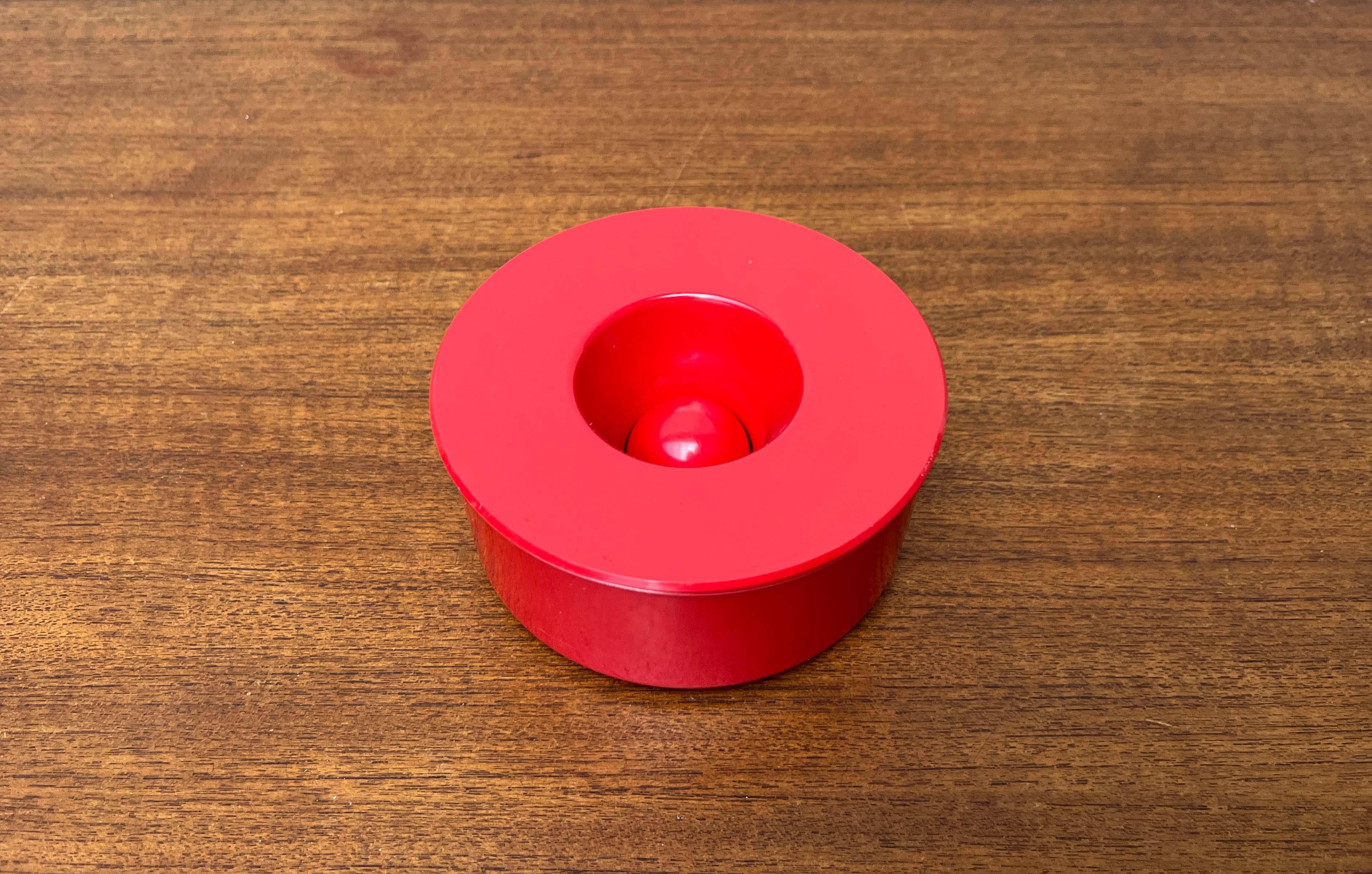 Moderner schwedischer Aschenbecher aus rotem Melamin aus der Jahrhundertmitte Gunnar Larson Gustavsberg, 60er Jahre (20. Jahrhundert) im Angebot