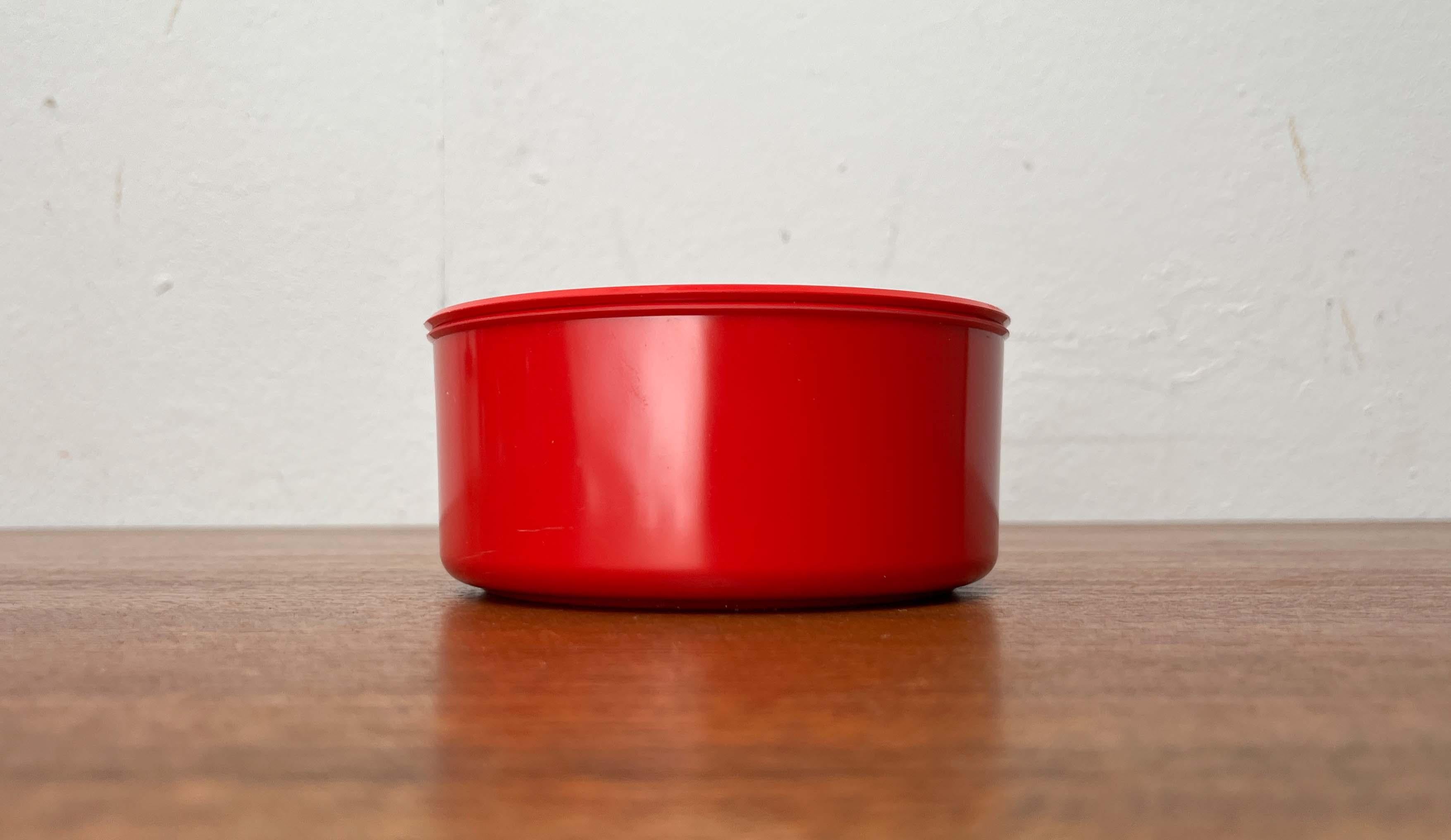 Moderner schwedischer Aschenbecher aus rotem Melamin aus der Jahrhundertmitte Gunnar Larson Gustavsberg, 60er Jahre (Kunststoff) im Angebot