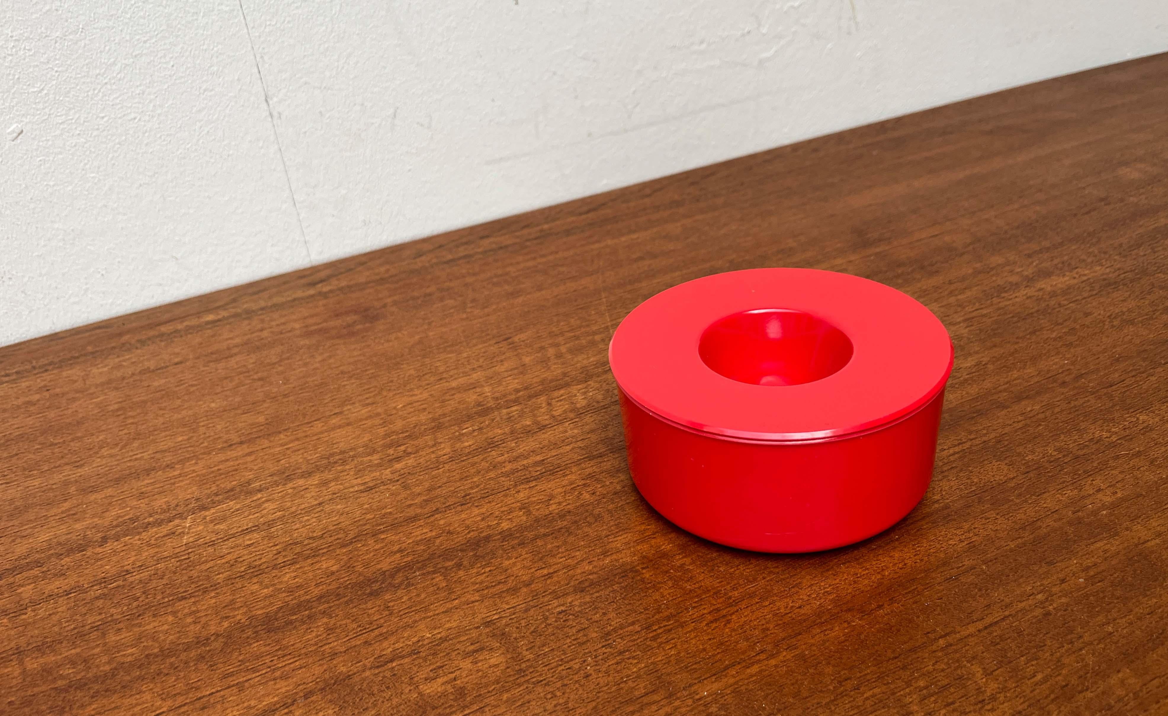 Moderner schwedischer Aschenbecher aus rotem Melamin aus der Jahrhundertmitte Gunnar Larson Gustavsberg, 60er Jahre im Angebot 1