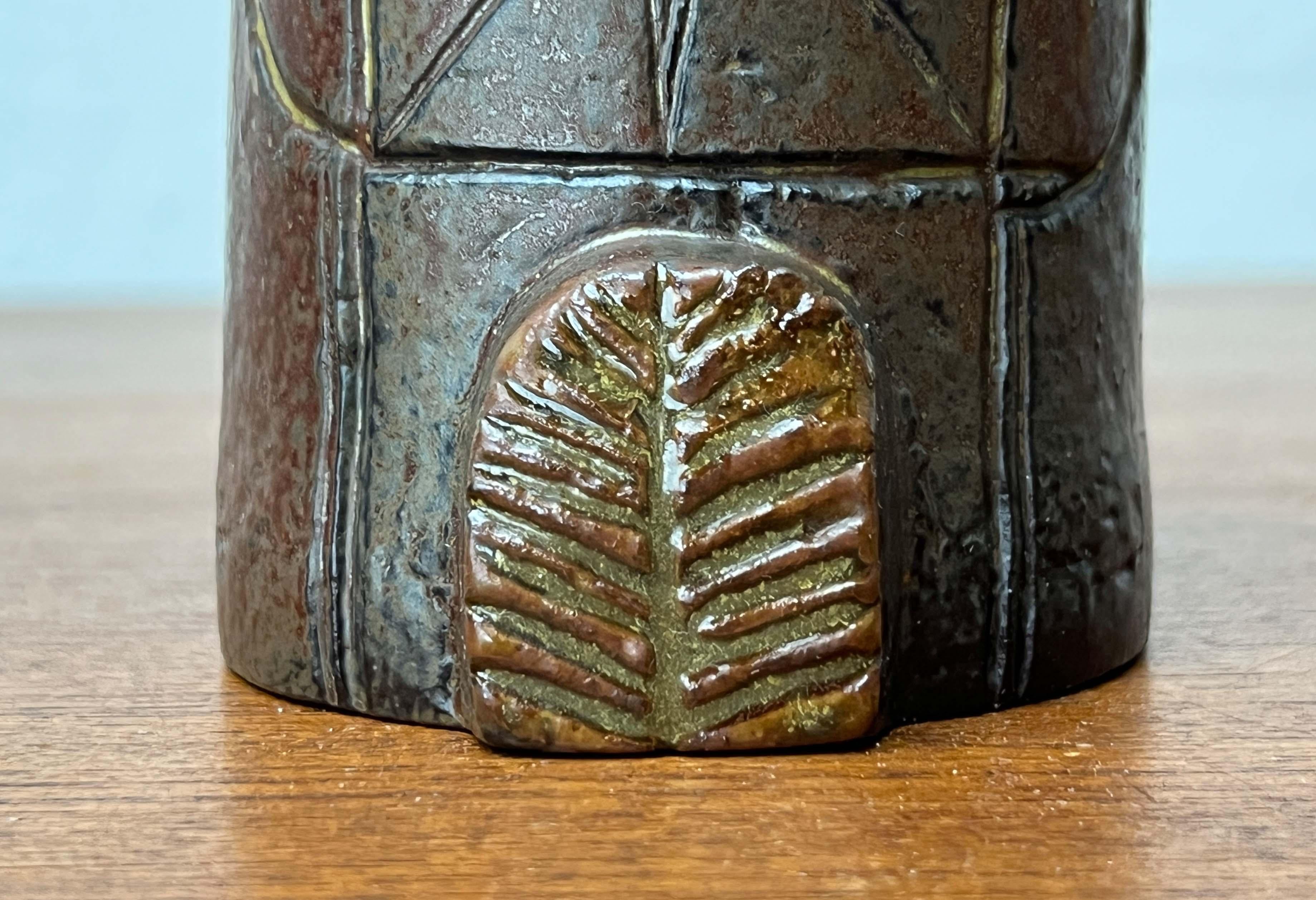 Metà XX secolo Studio Pottery svedese moderno di metà secolo Serie Bagdad Casa 2 Bertil Vallien in vendita