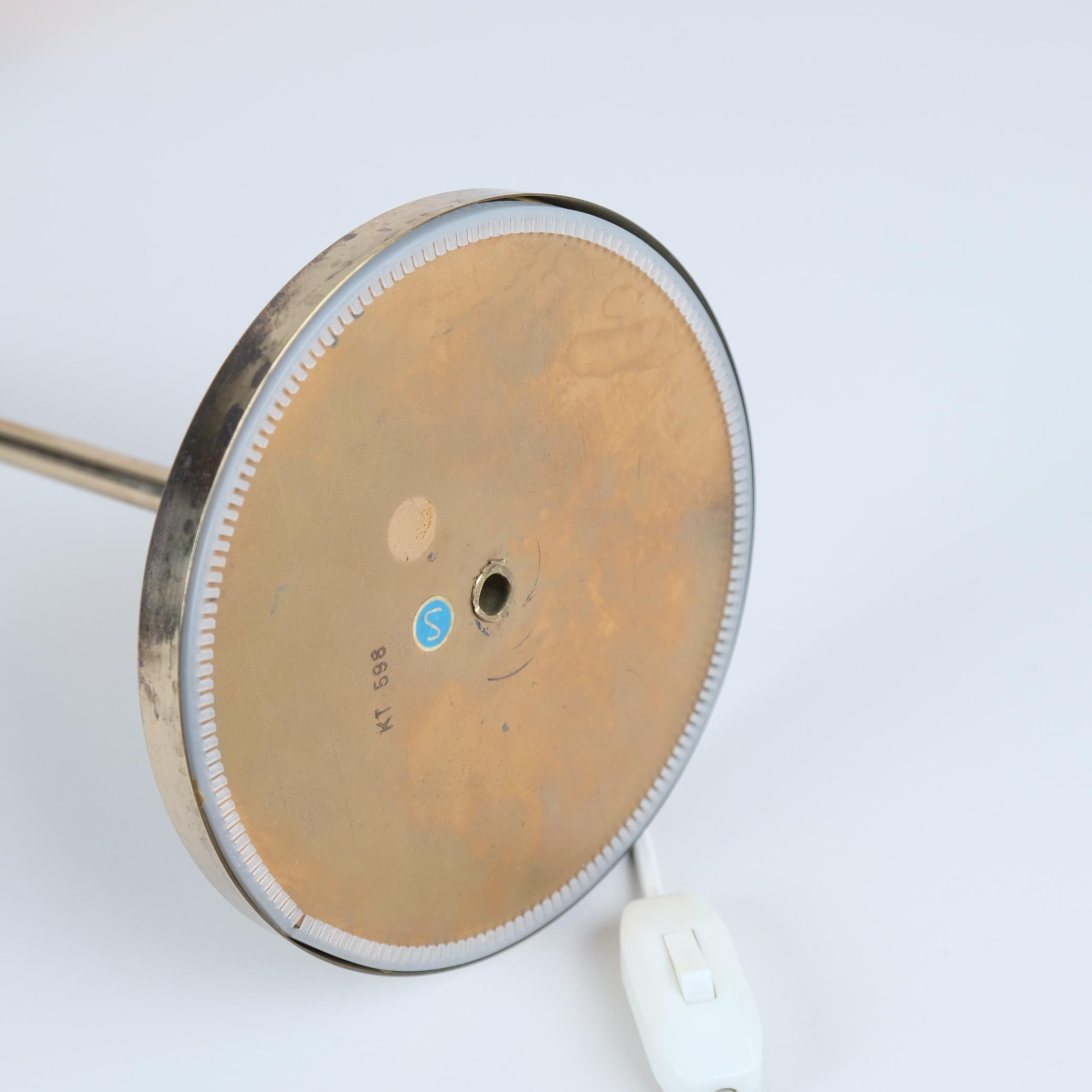 Lampada da tavolo svedese moderna di metà secolo in ottone pieno con collo regolabile, anni '60 in vendita 1