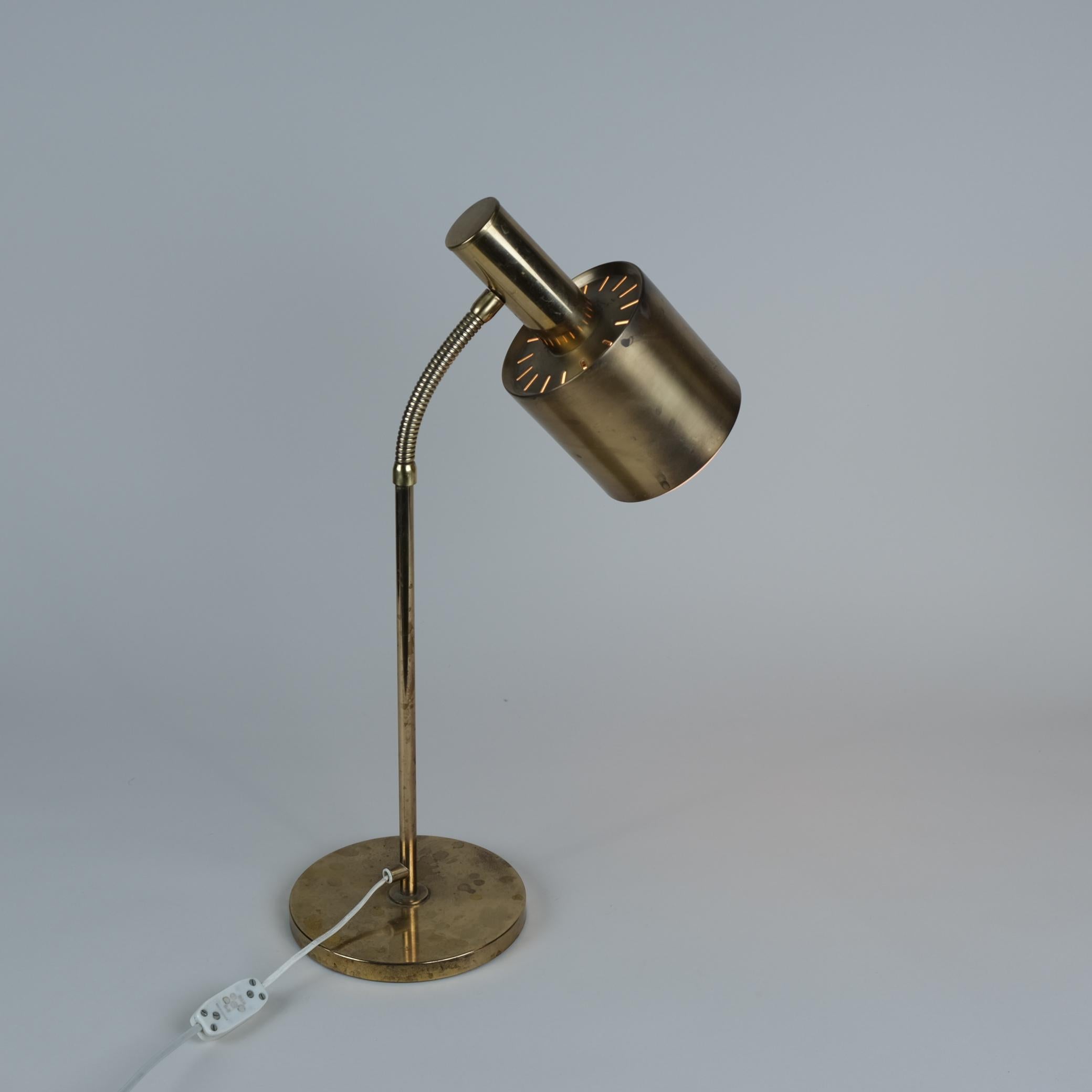 Bellissima lampada da tavolo vintage con marchi svedesi (vedi foto). La lampada presenta una splendida patina sulle parti in ottone ed è in ottime condizioni. Anche se non siamo in grado di identificare l'autore o il designer, la lampada è di alta