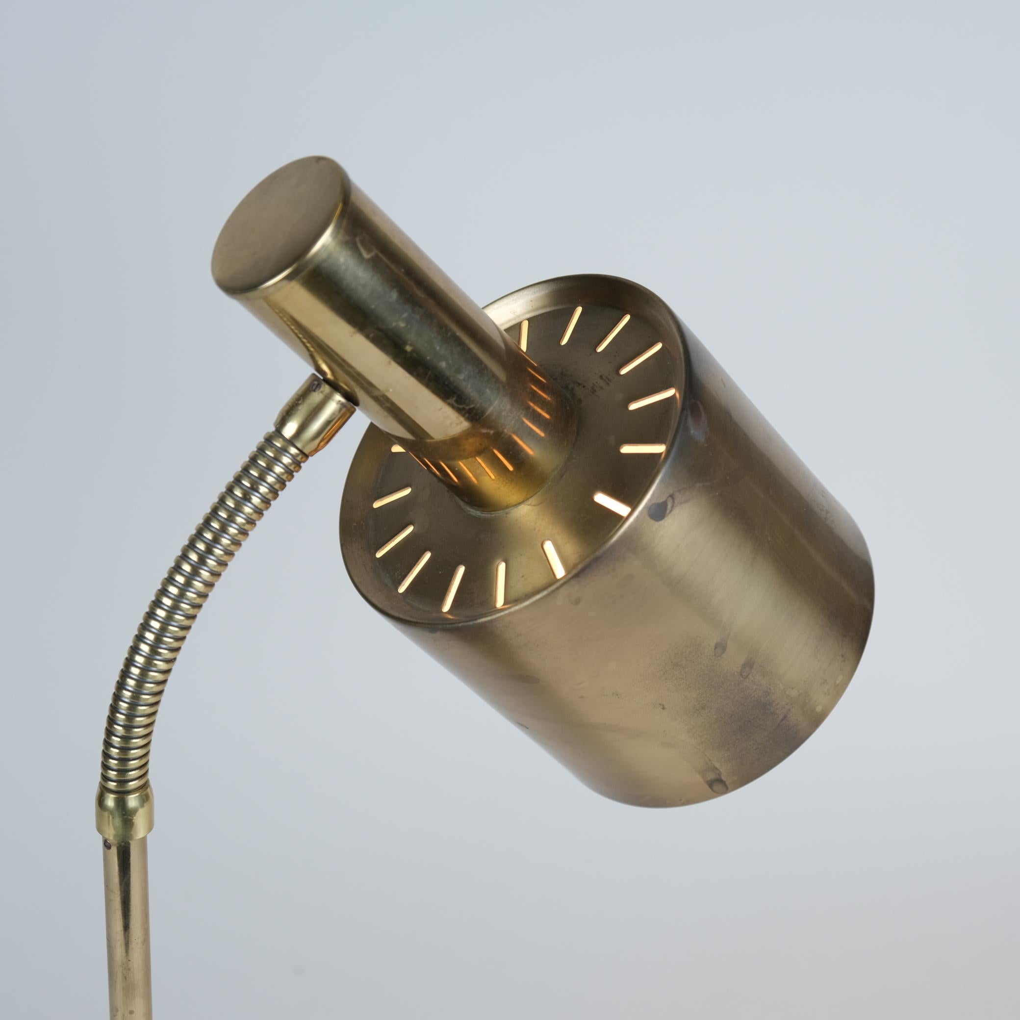 Scandinavo moderno Lampada da tavolo svedese moderna di metà secolo in ottone pieno con collo regolabile, anni '60 in vendita
