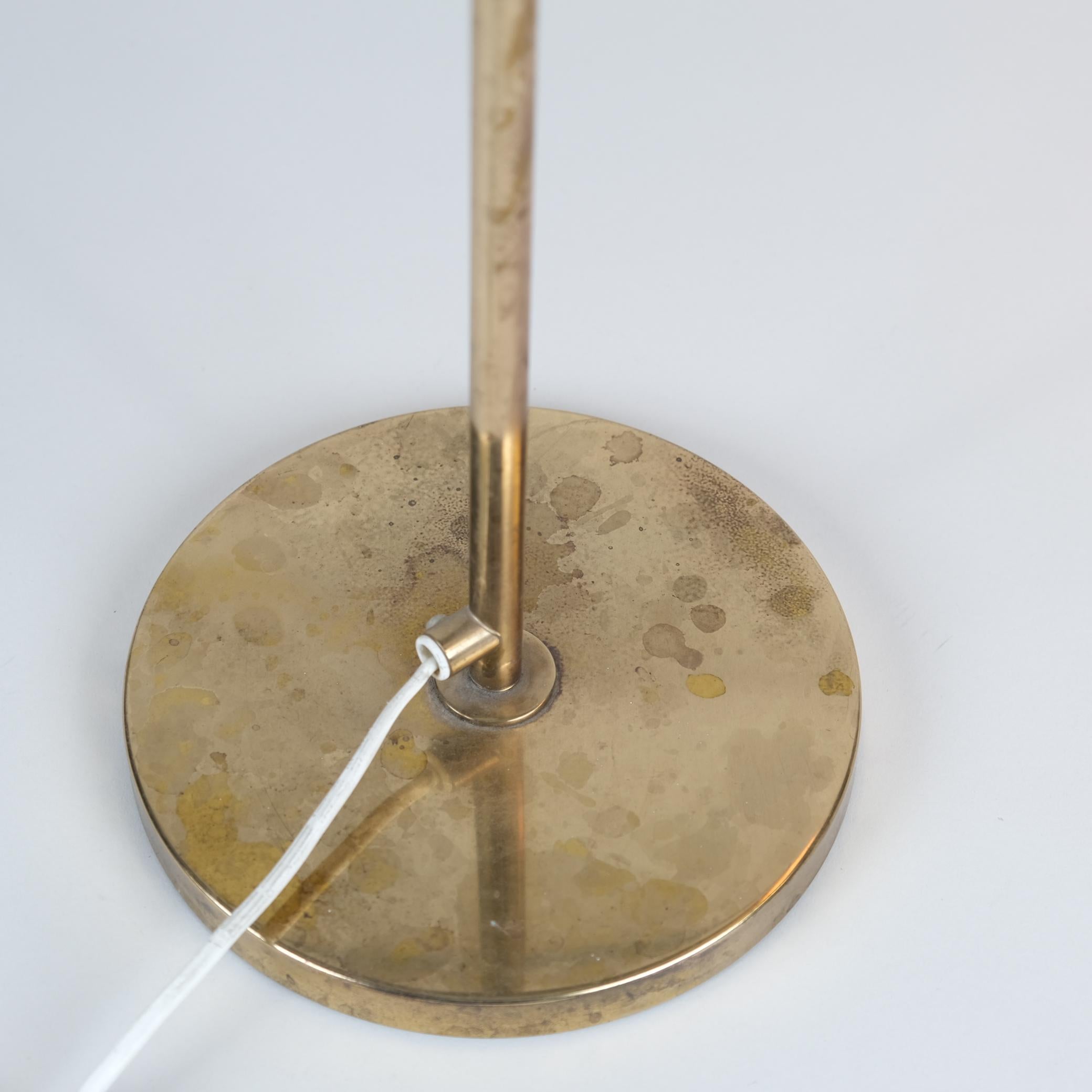 Svedese Lampada da tavolo svedese moderna di metà secolo in ottone pieno con collo regolabile, anni '60 in vendita