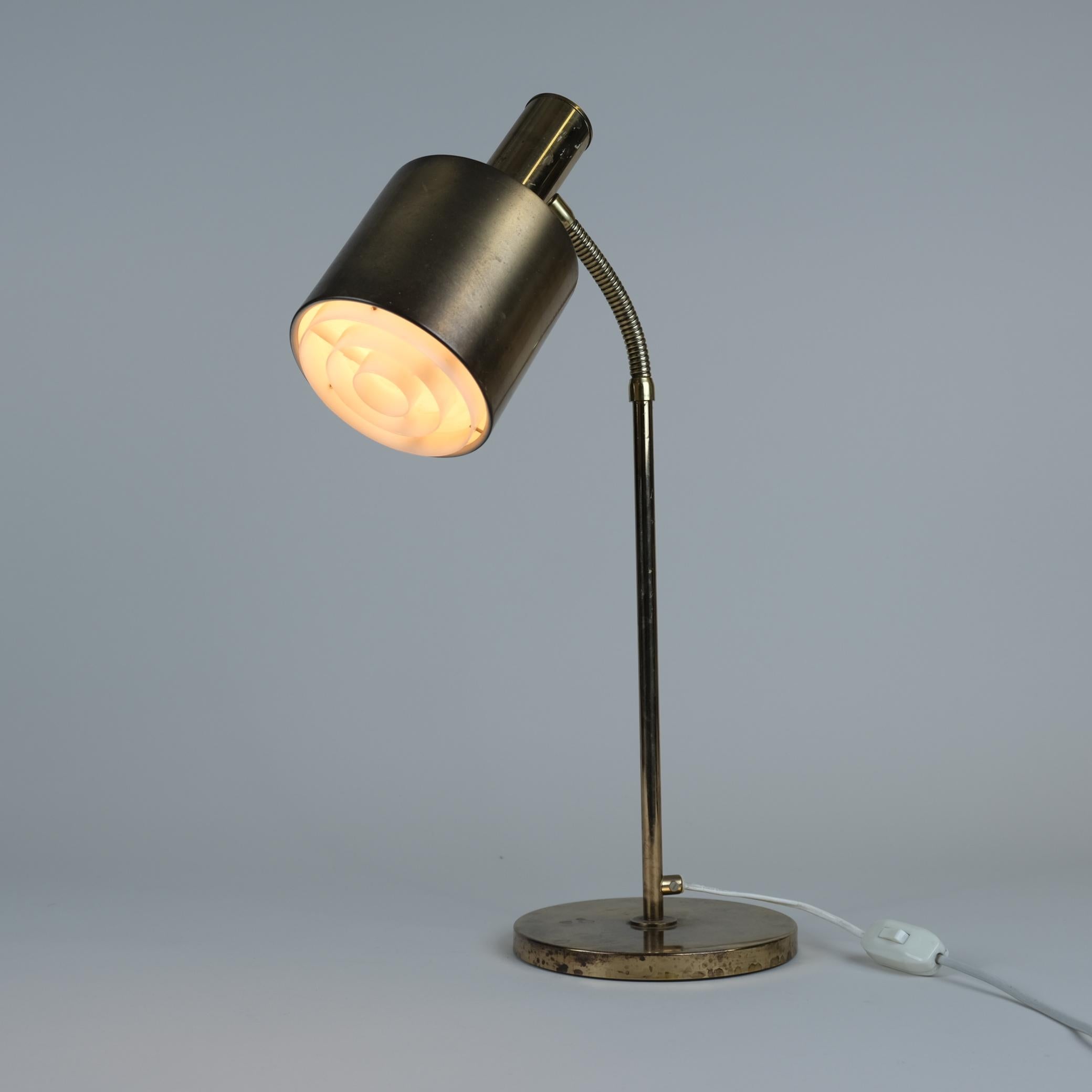 Lampada da tavolo svedese moderna di metà secolo in ottone pieno con collo regolabile, anni '60 In condizioni buone in vendita a Helsinki, FI