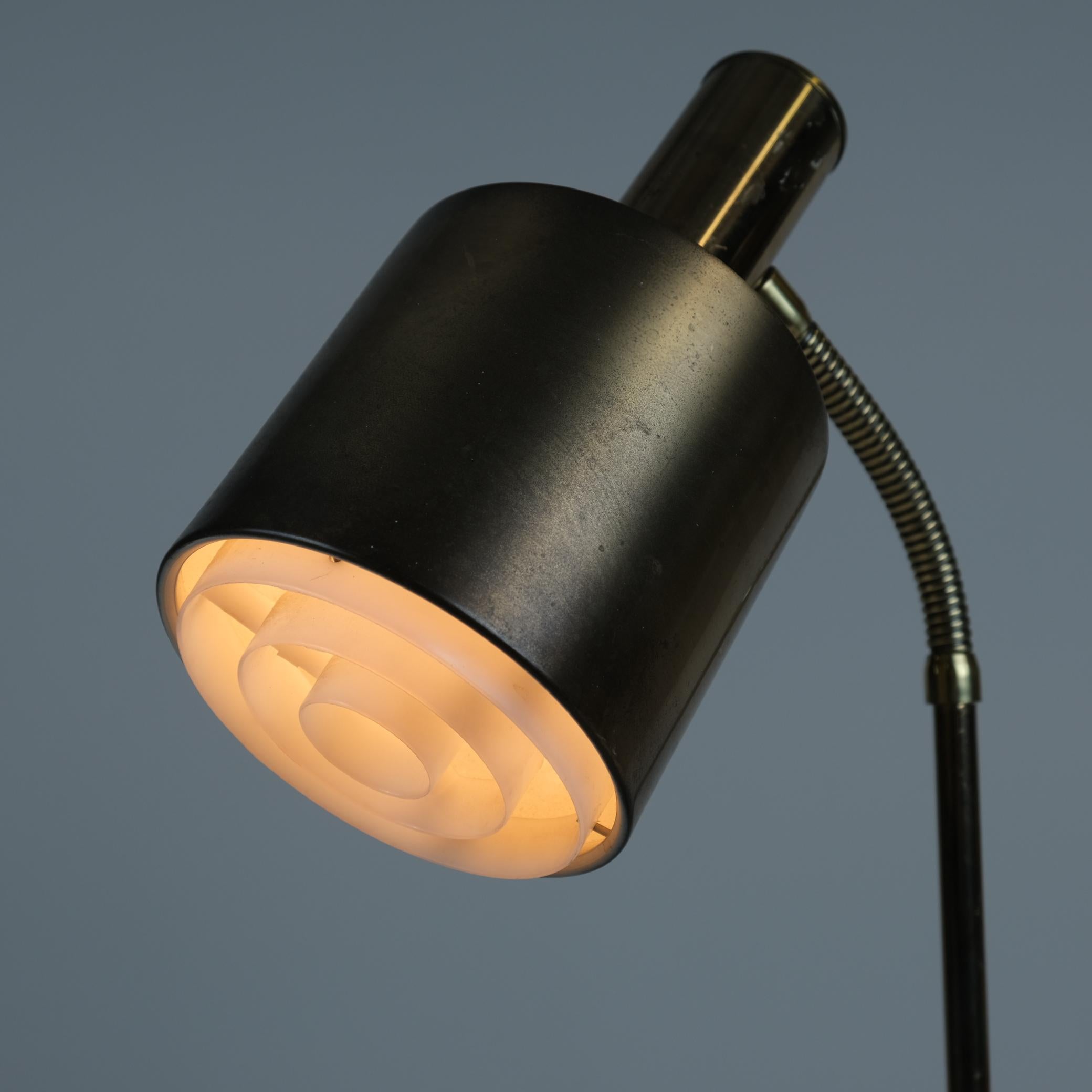 Metà XX secolo Lampada da tavolo svedese moderna di metà secolo in ottone pieno con collo regolabile, anni '60 in vendita