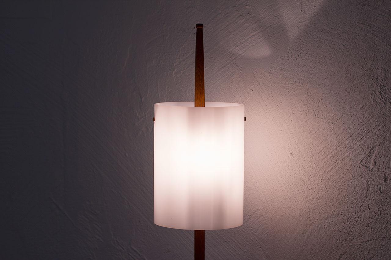 Mid-Century Modern Swedish Table Lamp in Oak and Acrylic by Luxus, Sweden 8