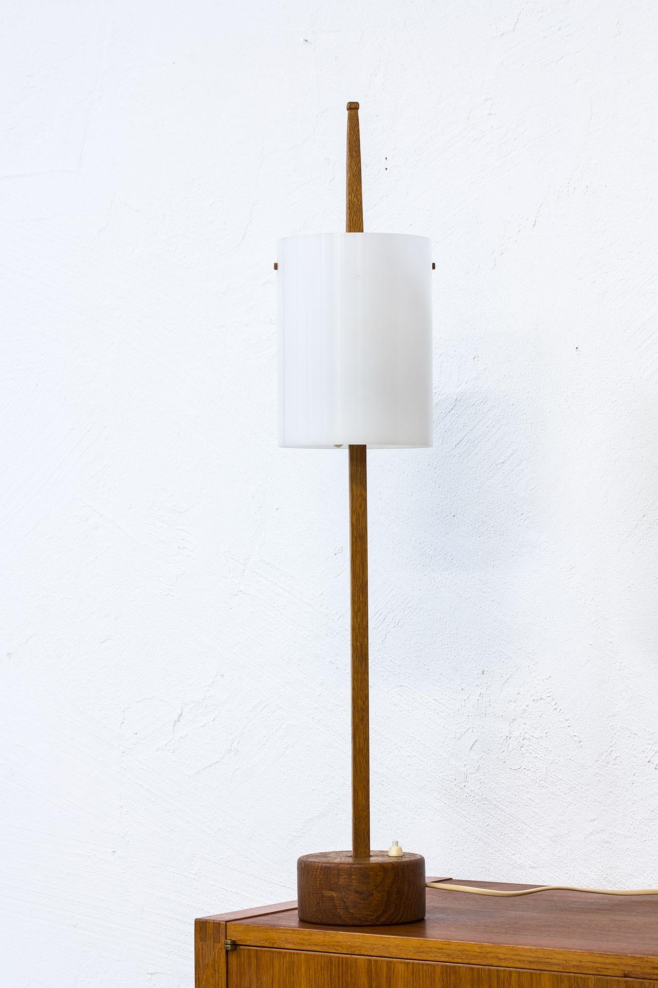 Mid-Century Modern Swedish Table Lamp in Oak and Acrylic by Luxus, Sweden In Good Condition In Stockholm, SE