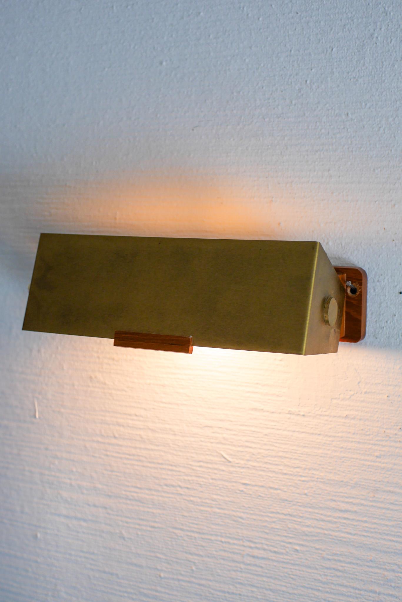 Lámpara de pared sueca de teca y latón, moderna de mediados de siglo, de Örsjö, Suecia Sueco en venta