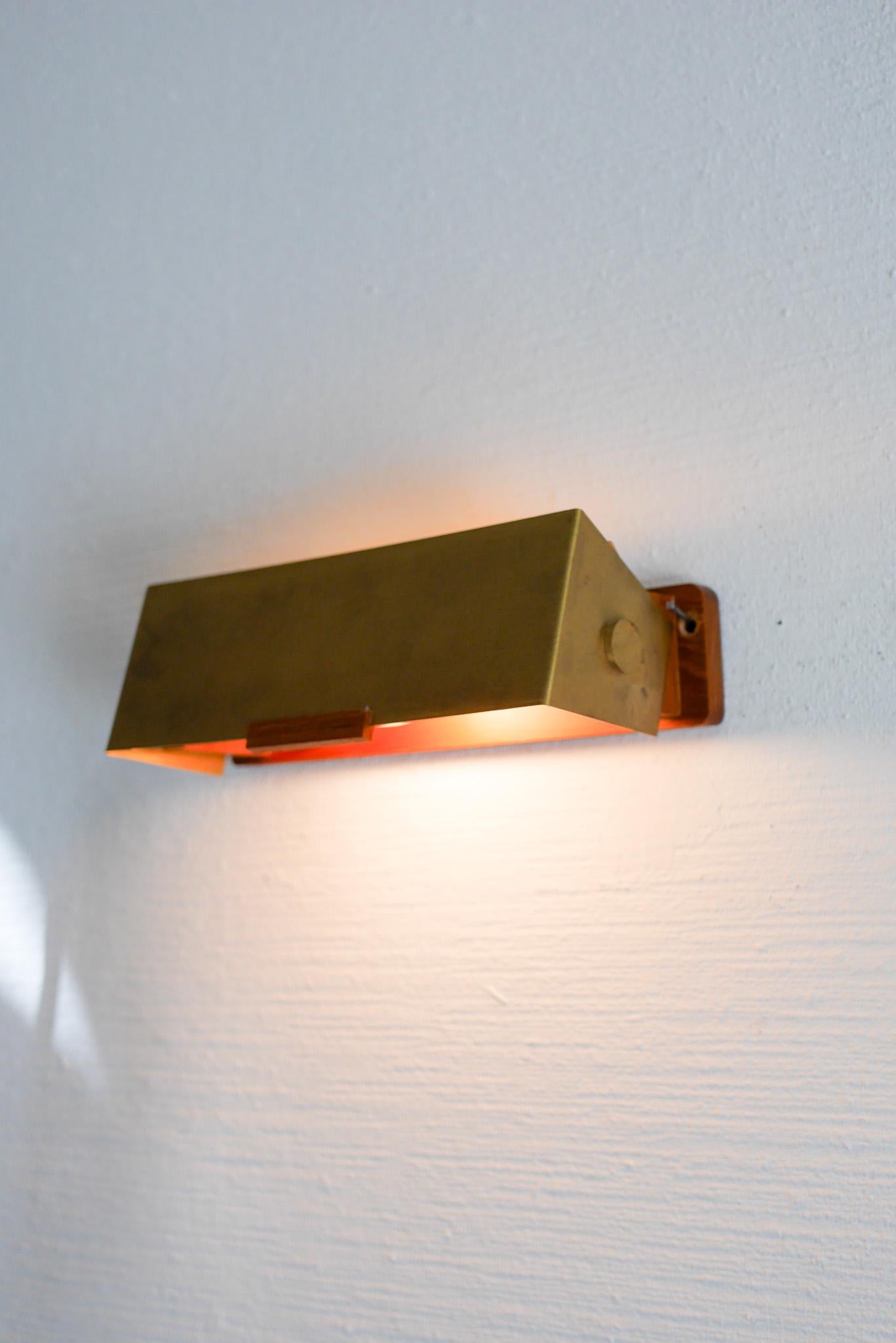 Lámpara de pared sueca de teca y latón, moderna de mediados de siglo, de Örsjö, Suecia Metal en venta