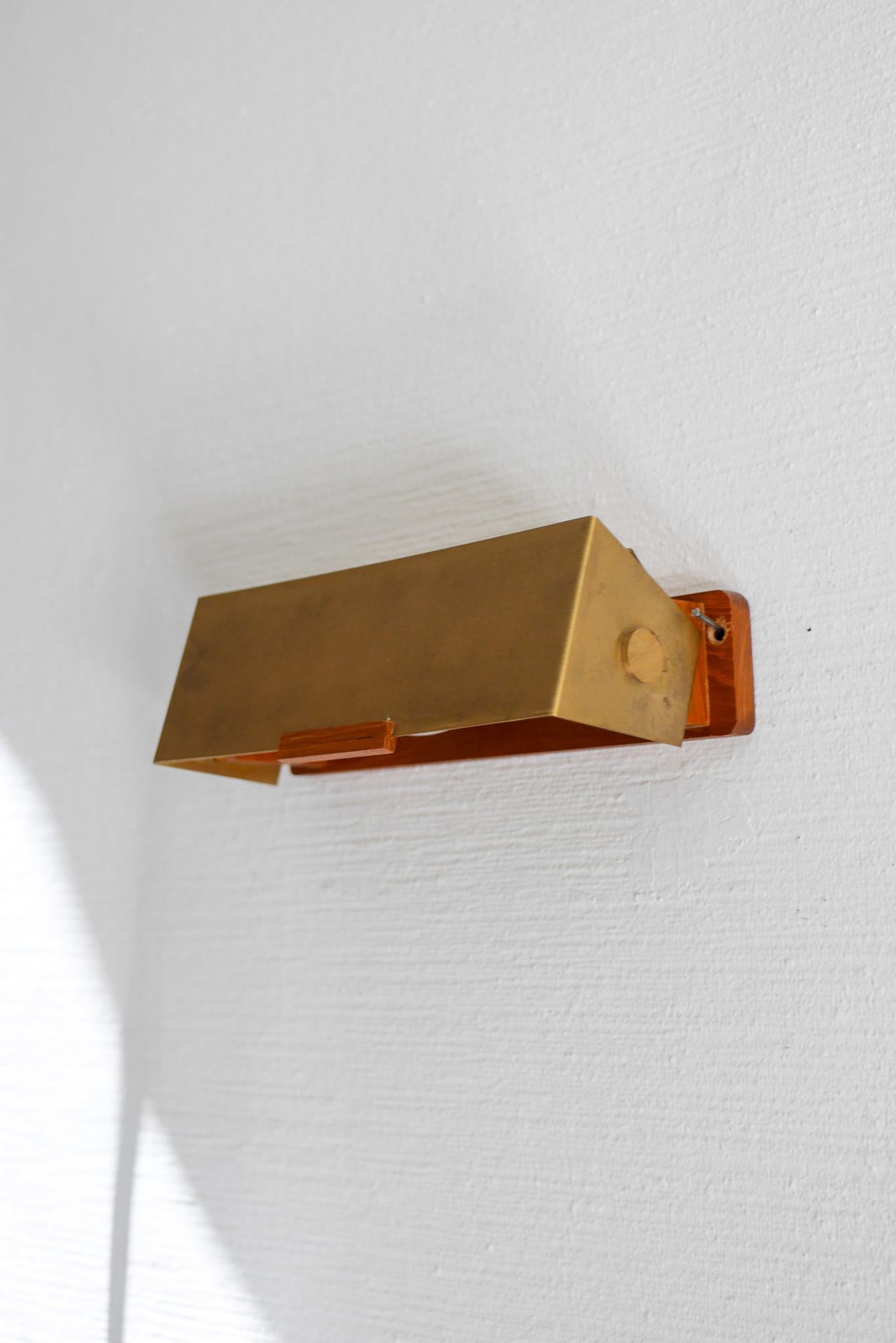 Lámpara de pared sueca de teca y latón, moderna de mediados de siglo, de Örsjö, Suecia en venta 1