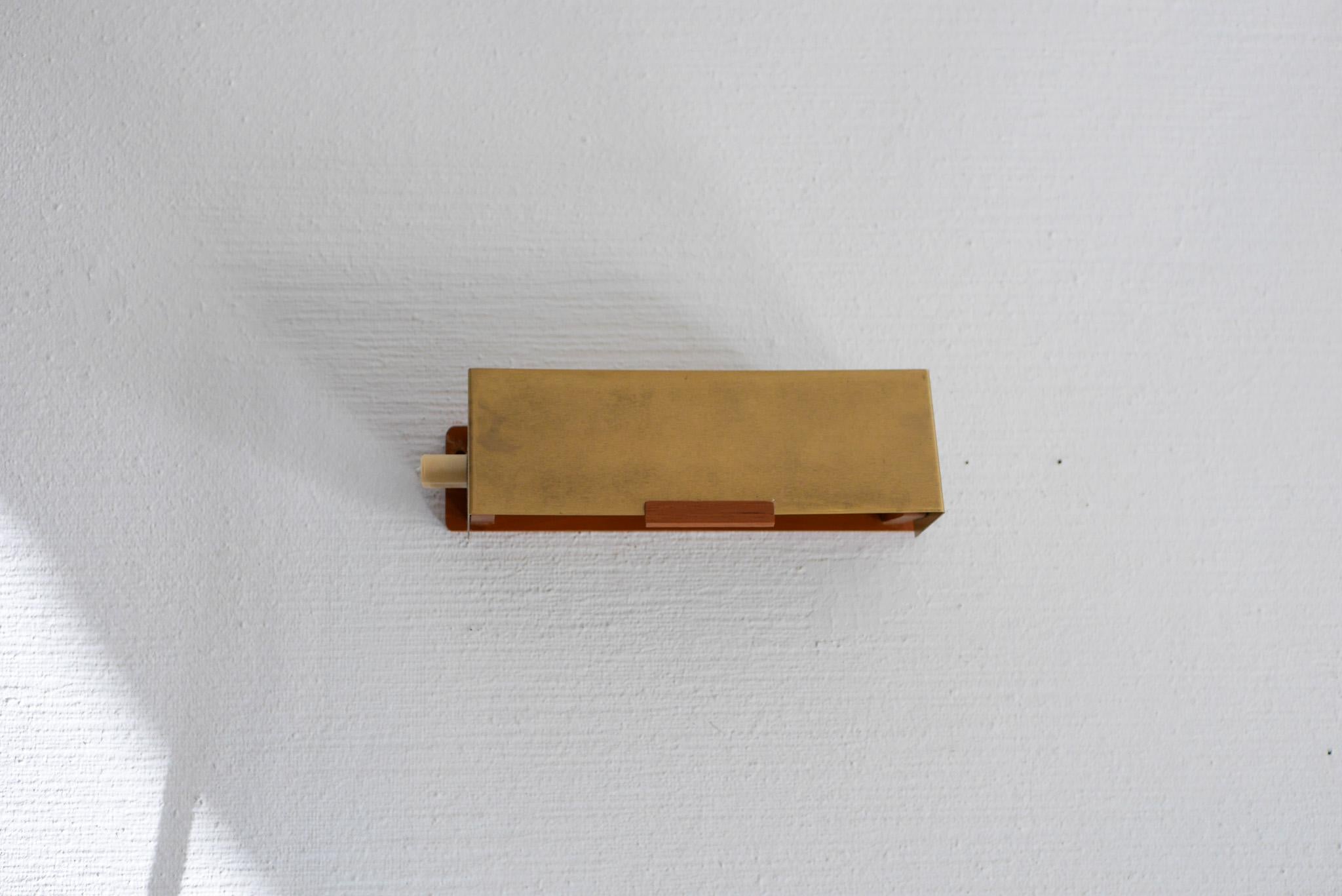 Lámpara de pared sueca de teca y latón, moderna de mediados de siglo, de Örsjö, Suecia en venta 2