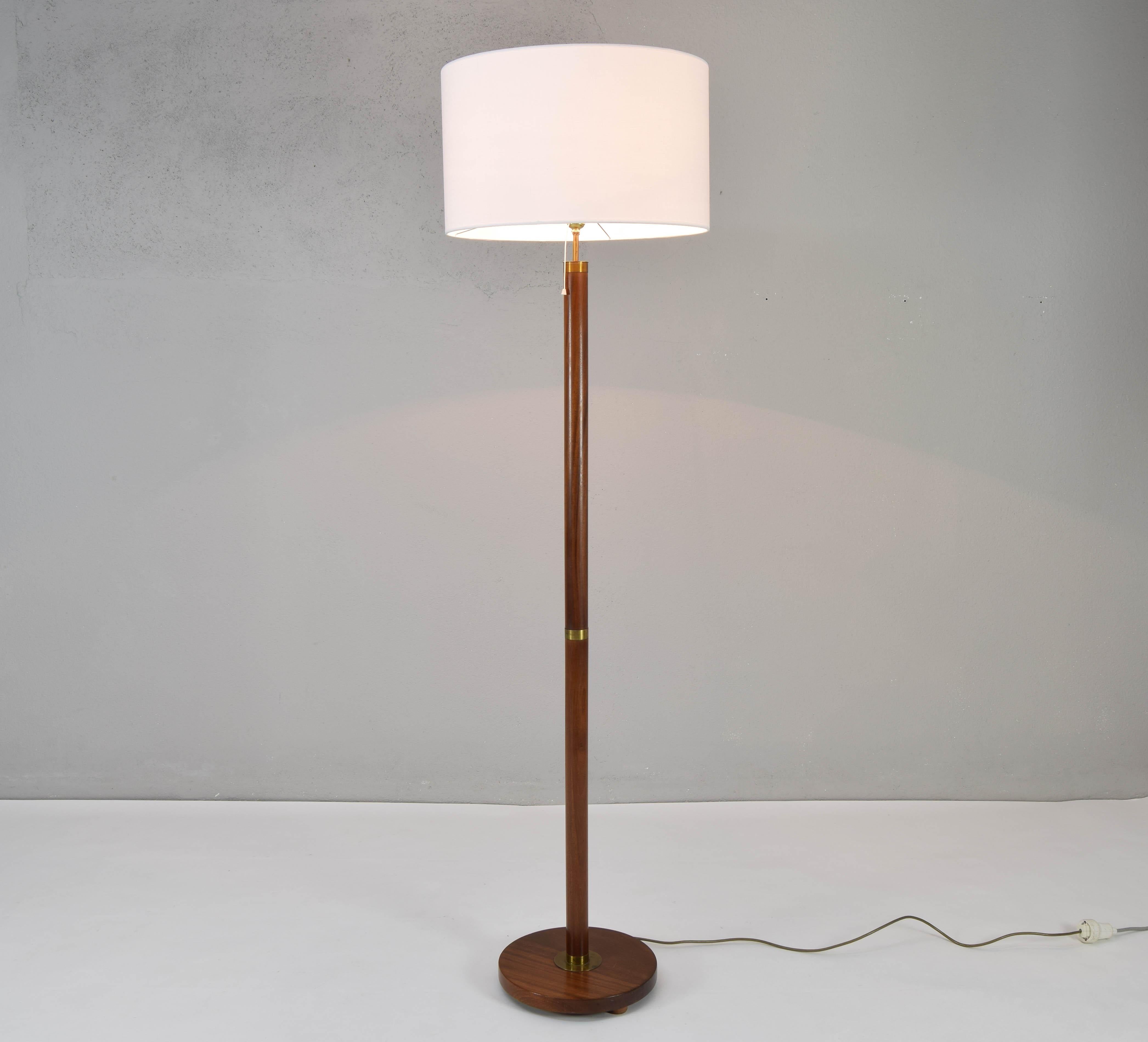 Floor lamp made of teak wood with brass details and large light colored linen lampshade.
Made in Sweden in the 1960s.
Exquisite design with clean, elegant and quality lines. In very good state of conservation.

Measurements:
Height of the lamp