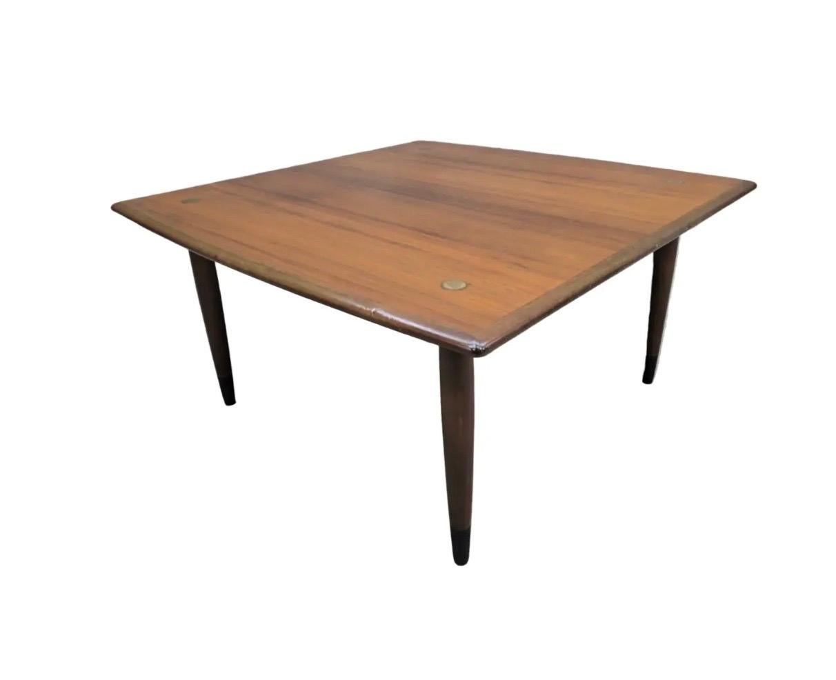 Table basse en teck suédois moderne du milieu du siècle par Dux Bon état - En vente à Chicago, IL