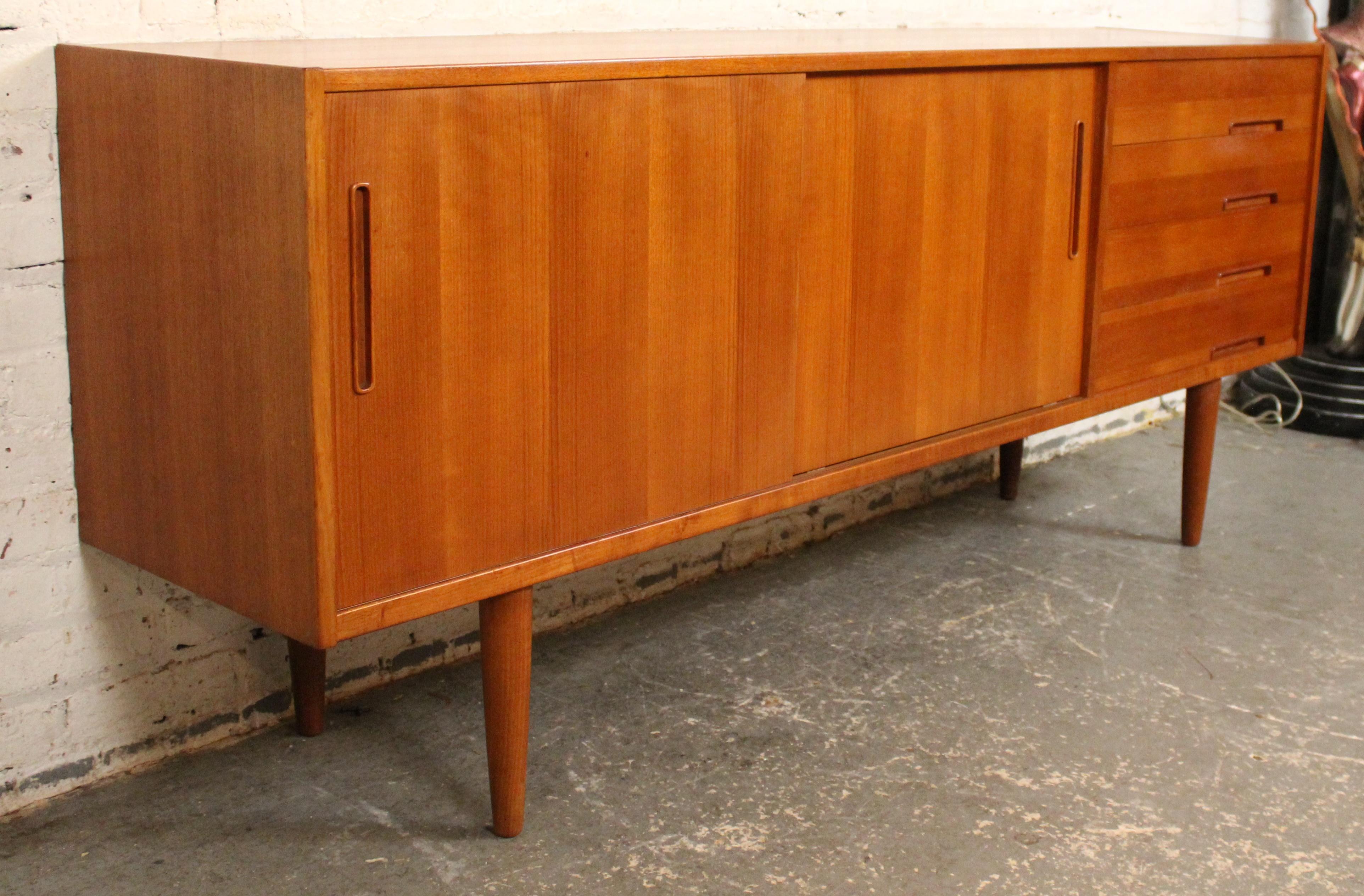 Mid-Century Modern Crédence suédoise en teck moderne du milieu du siècle par Troeds en vente