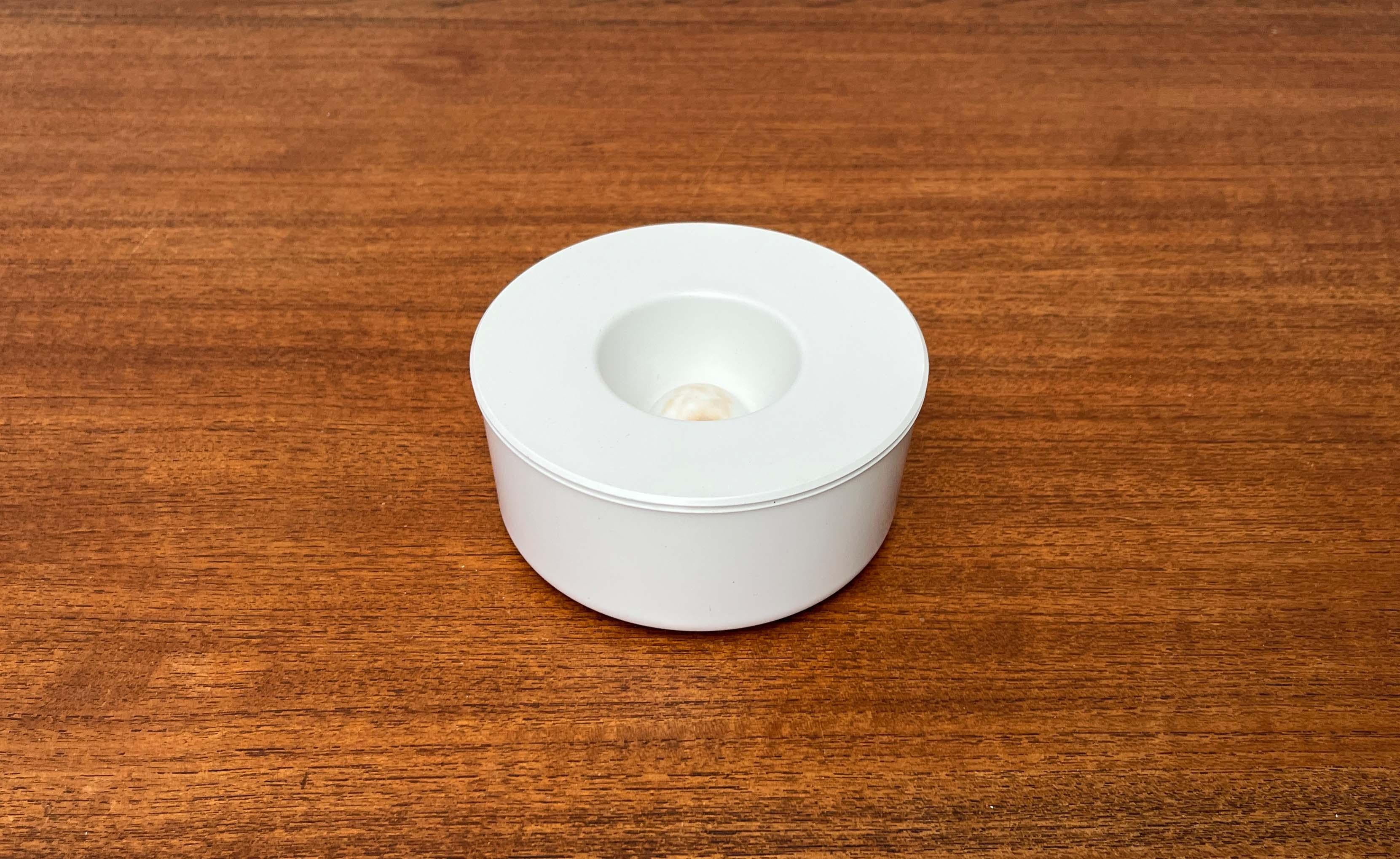 XX secolo Posacenere svedese moderno di metà secolo in melamina bianca Gunnar Larson Gustavsberg, anni '60 in vendita