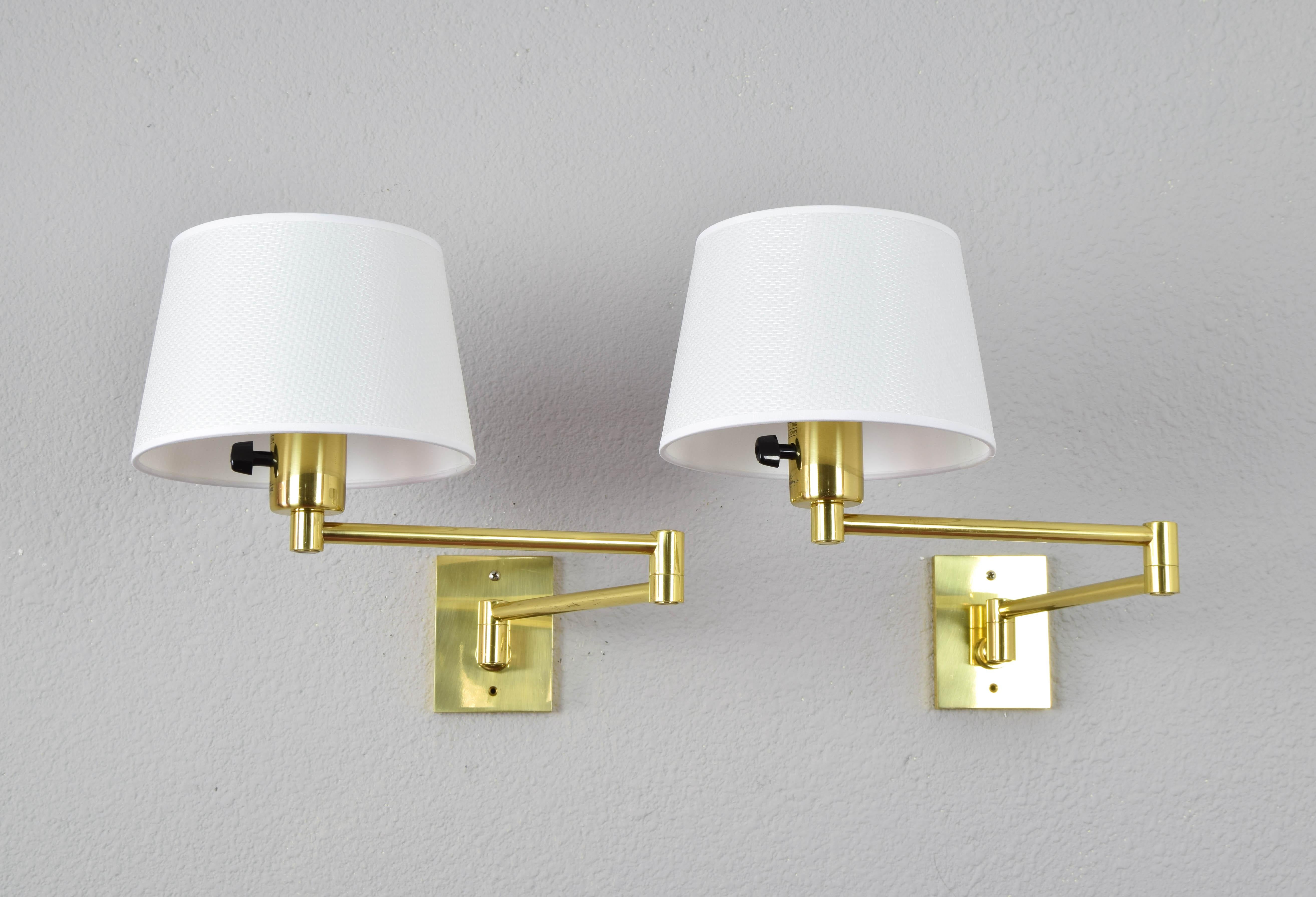 Pair of wall lamps designed by George W. Hansen in the 1960s and produced by the Spanish firm Metalarte with permission from Hansen Lamps New York in the 1970s. Brass structure and articulated arm.
Structures in proper operation. Brass in very good
