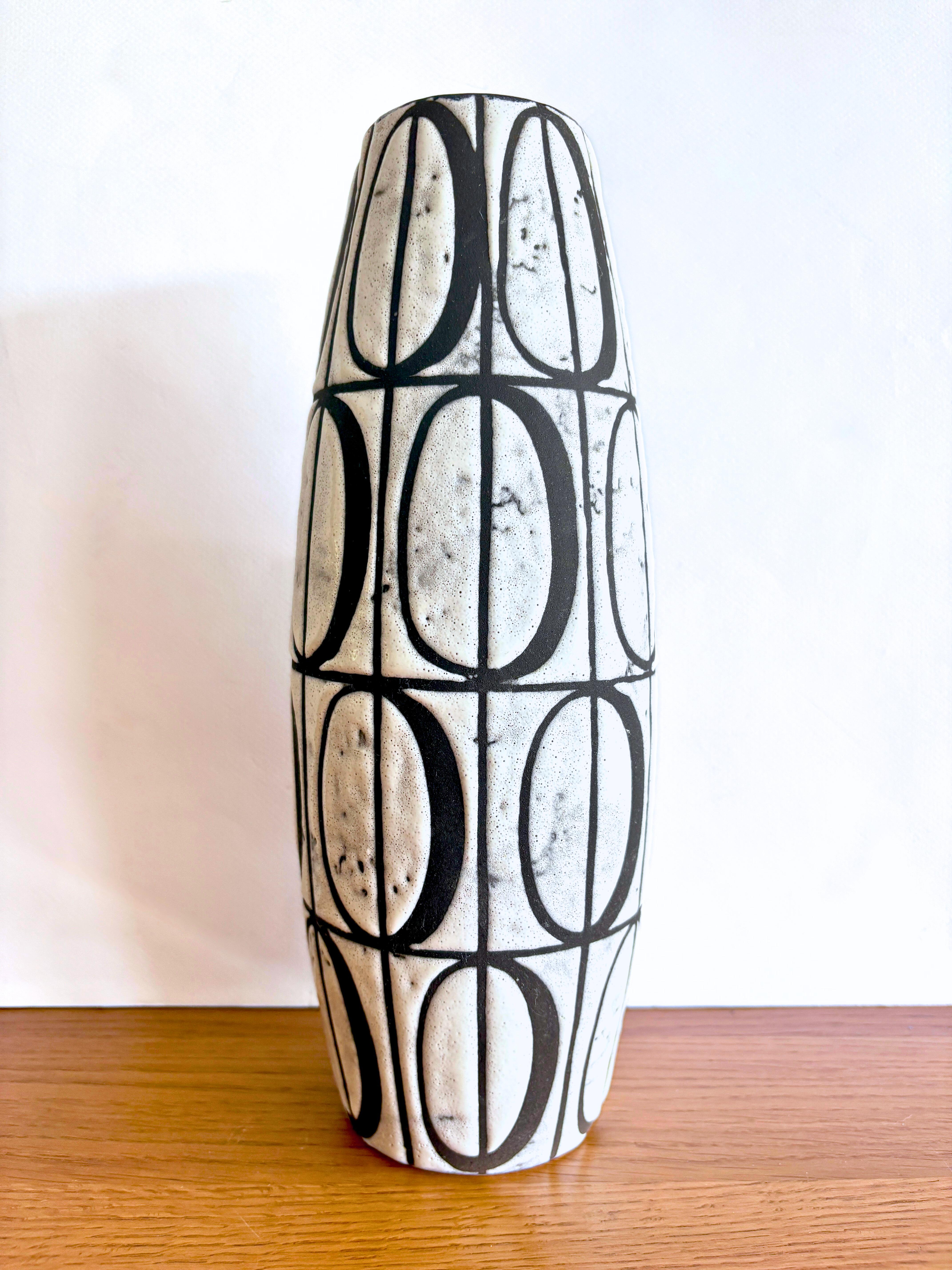Questo vaso in ceramica svizzera della metà del secolo scorso di Ziegler Schaffhausen Keramik (1823-1973), risalente agli anni '50, è un ottimo esempio di design europeo del dopoguerra. Con il numero di forma 1054/2 (vedi base), presenta un