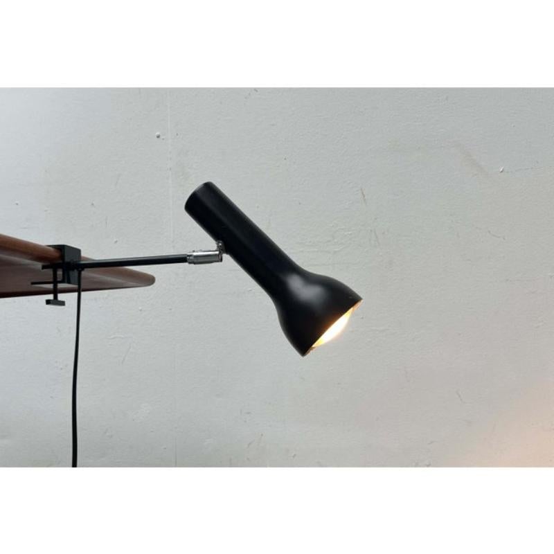 Luz de pinza minimalista de Swisslamps.

Un diseño sencillo y reservado. La cabeza de la lámpara tiene forma de foco delgado. Se puede alinear individualmente mediante una articulación. La pinza está acolchada y tiene un tornillo para su fijación.