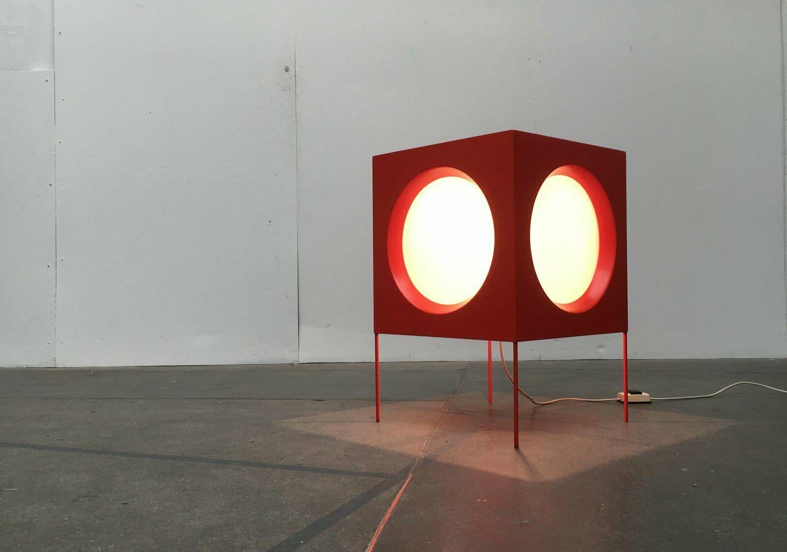 Rarissima lampada da terra Space Age del produttore svizzero BAG Turgi di Carl Moor degli anni '60. Questa lampada è stata venduta negli Stati Uniti da Koch & Lowy con il nome di Helvetica.

Lampada da terra cubica con aperture illuminate. Il corpo