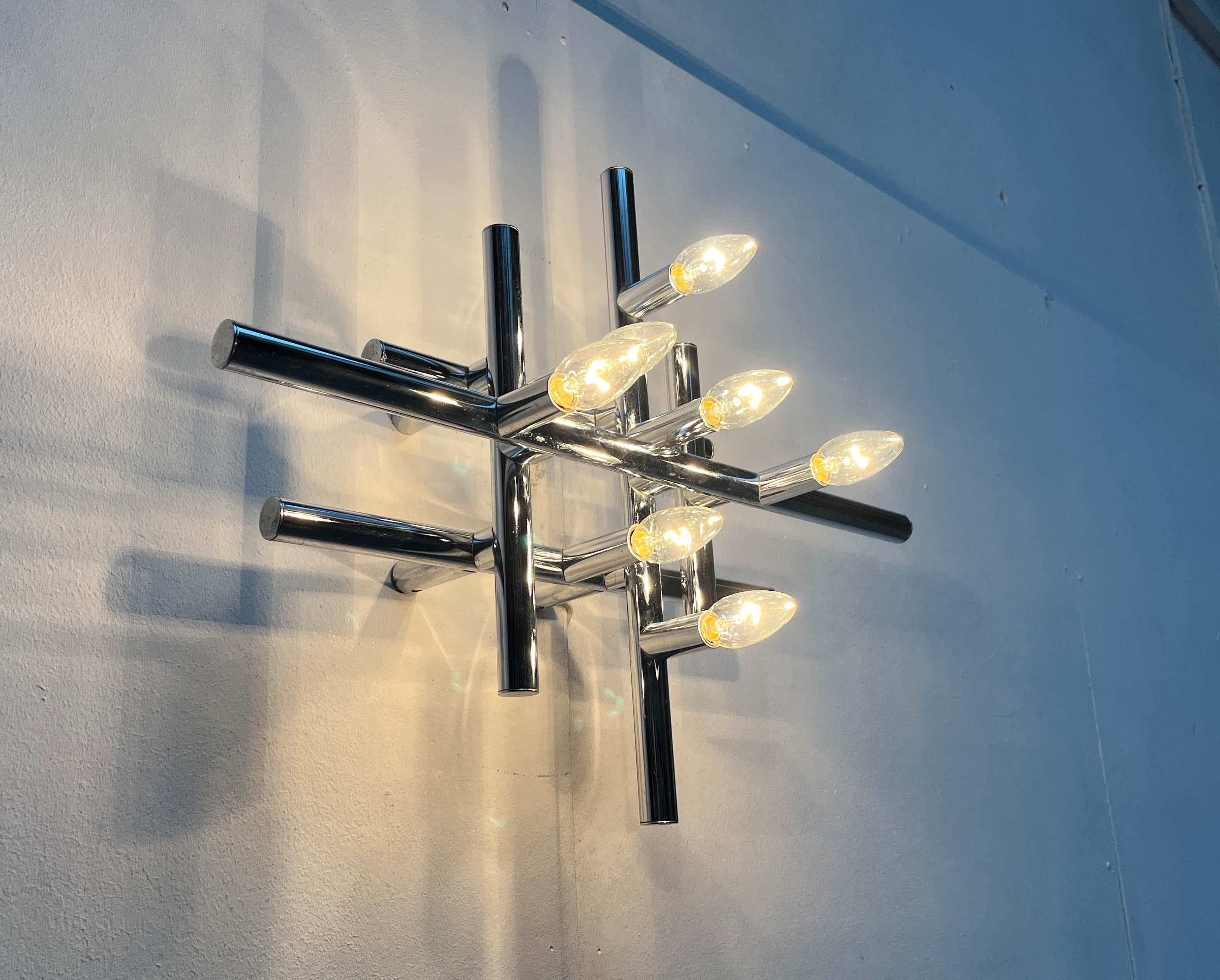 Aplique o plafón muy raro de la era espacial del conocido fabricante suizo Temde.

fuente de luz funcional y escultura de luz compleja en la sala. El diseño se basa en la adición de cilindros cromados. Están dispuestas horizontal y verticalmente en