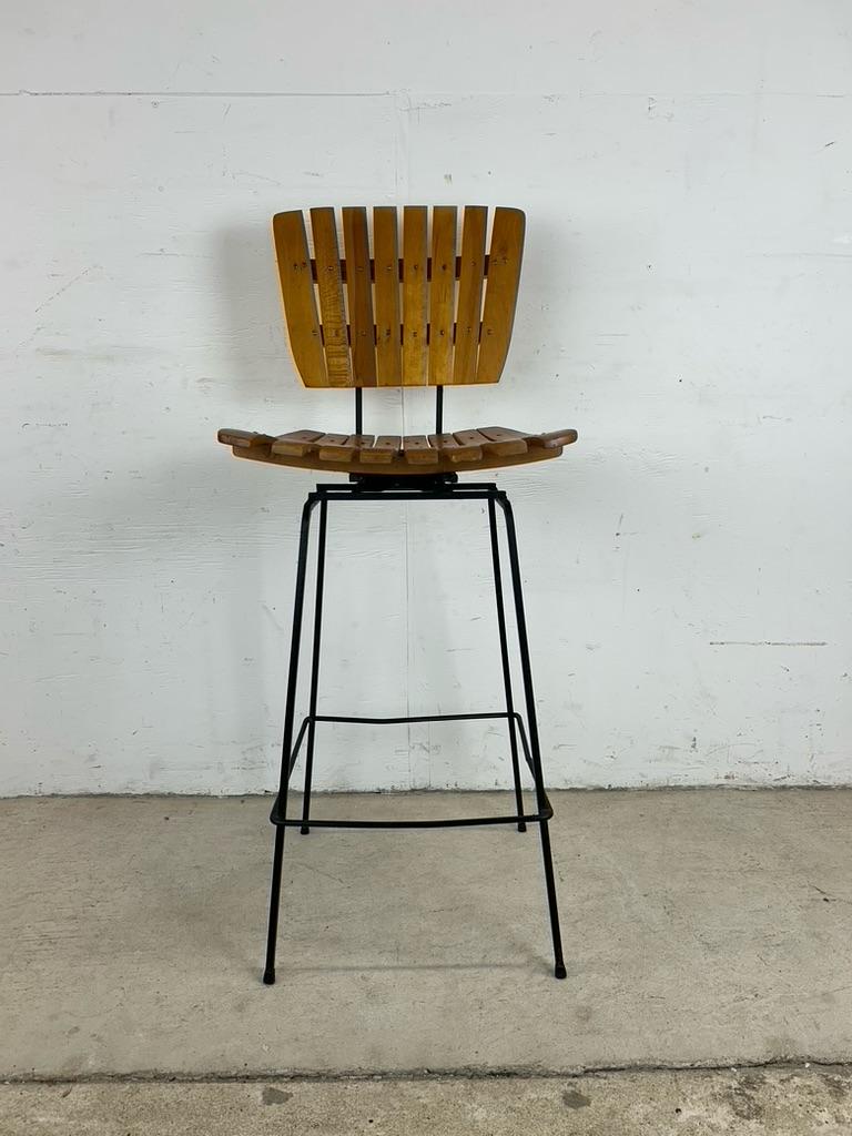 20ième siècle Tabouret de bar pivotant moderne du milieu du siècle dernier dans le style d'Arthur Umanoff en vente