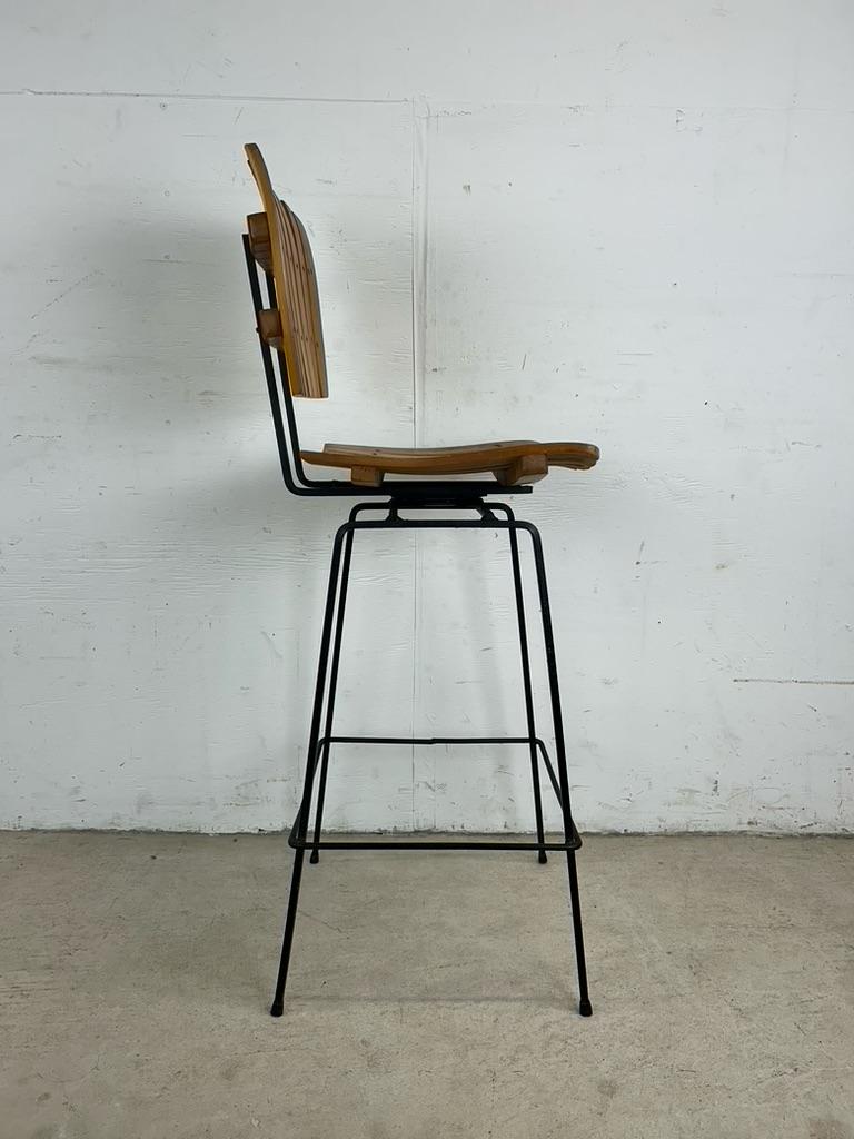 Métal Tabouret de bar pivotant moderne du milieu du siècle dernier dans le style d'Arthur Umanoff en vente