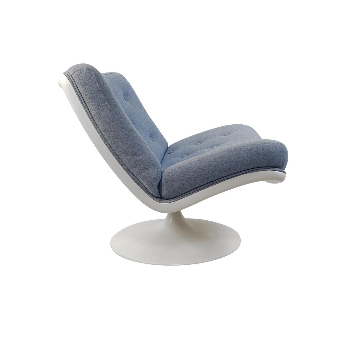 One of the most beautiful undiscovered gems created by the British designer Geoffrey David Harcourt, born in 1935, is as far as we are concerned the model 508 with un-upholstered back. The immaculate white bucket seat with dito tulip shaped base