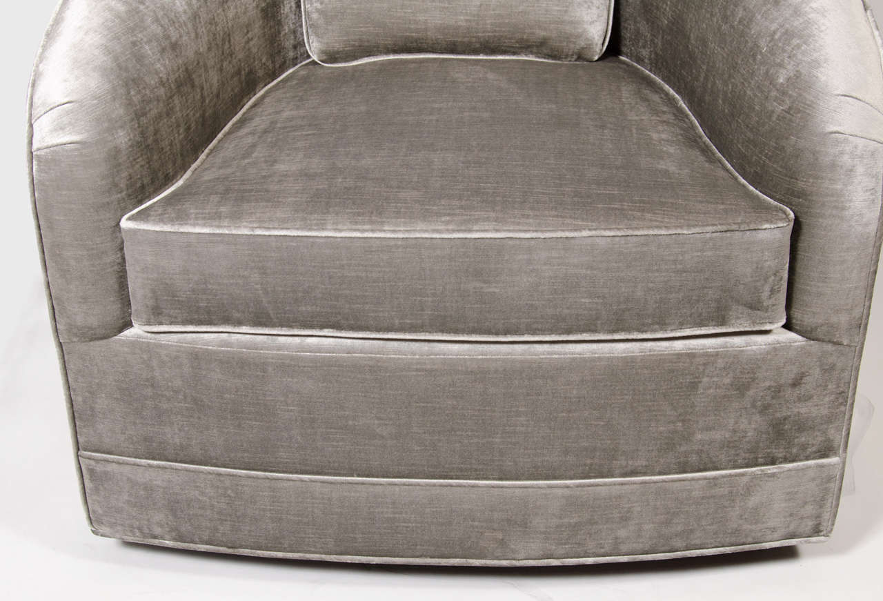Mid-Century Modern Swivel Chair in Platinum Velvet In Excellent Condition In New York, NY