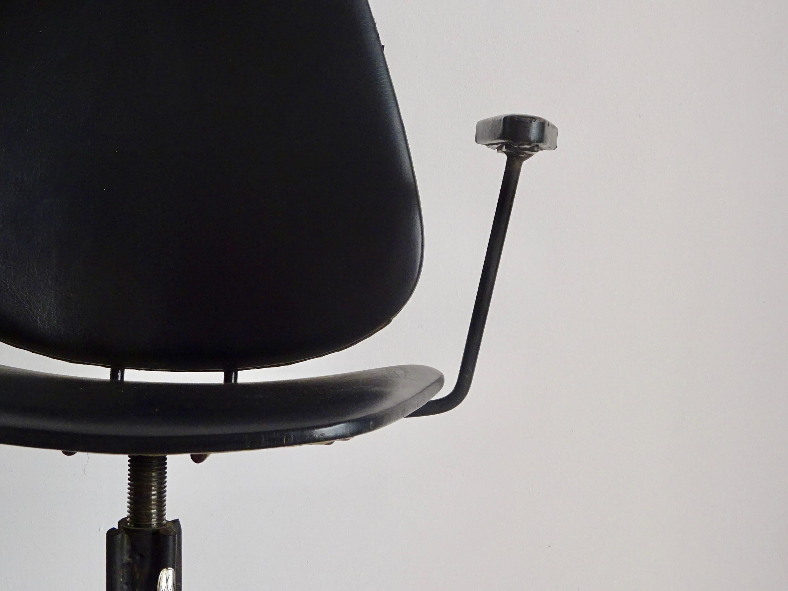 Fauteuil pivotant moderne du milieu du siècle dernier de VVV - Ferrocolor, Barcelone 1960. en vente 3