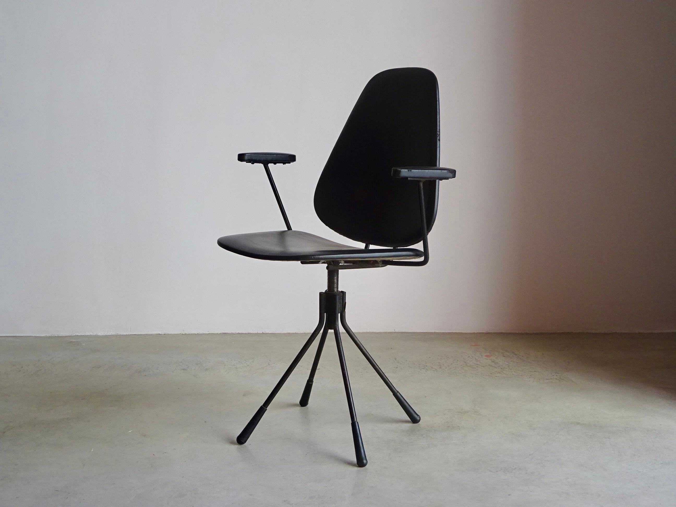 Mid-Century Modern Fauteuil pivotant moderne du milieu du siècle dernier de VVV - Ferrocolor, Barcelone 1960. en vente