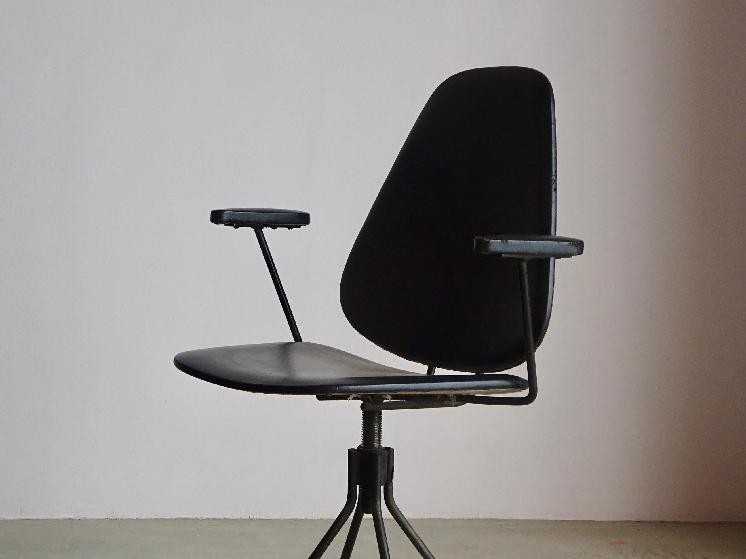 Espagnol Fauteuil pivotant moderne du milieu du siècle dernier de VVV - Ferrocolor, Barcelone 1960. en vente