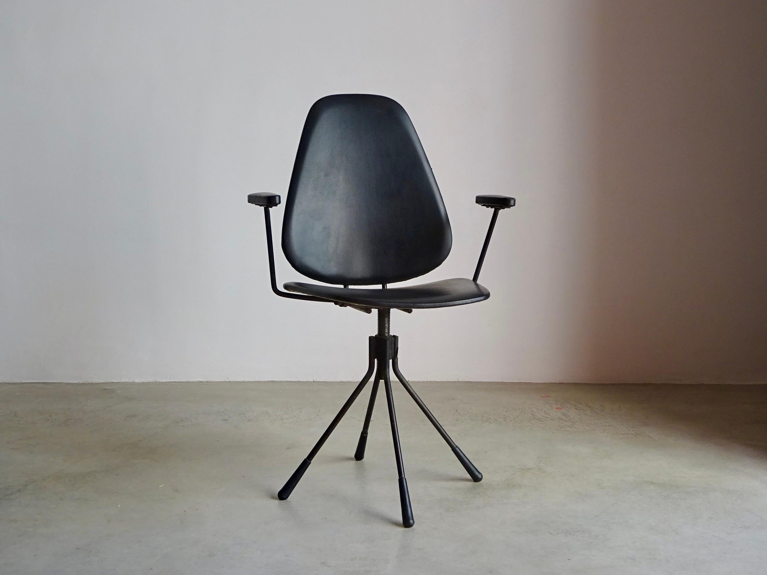 Milieu du XXe siècle Fauteuil pivotant moderne du milieu du siècle dernier de VVV - Ferrocolor, Barcelone 1960. en vente