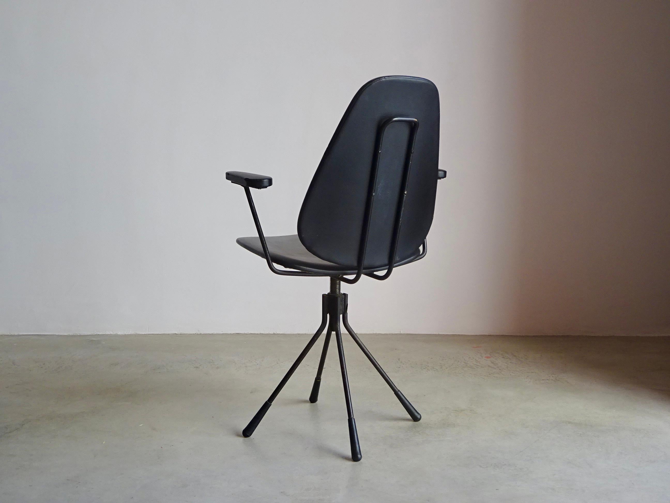 Tissu Fauteuil pivotant moderne du milieu du siècle dernier de VVV - Ferrocolor, Barcelone 1960. en vente
