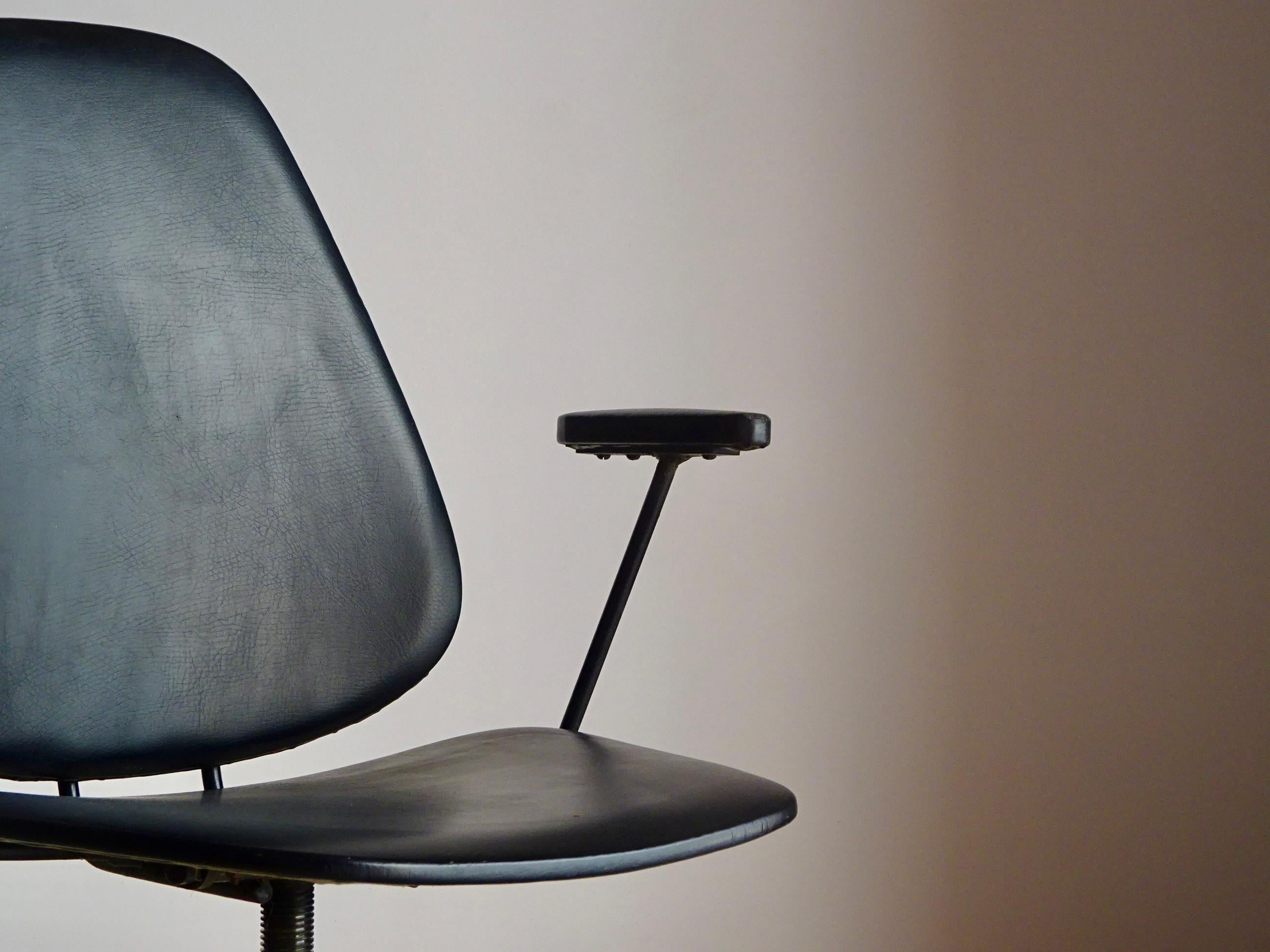 Fauteuil pivotant moderne du milieu du siècle dernier de VVV - Ferrocolor, Barcelone 1960. en vente 1