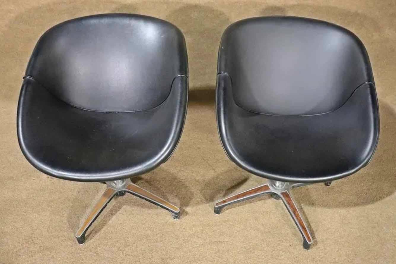 Pair of swivel chairs with metal base. Bucket seats with swivel action.
Please confirm location.
