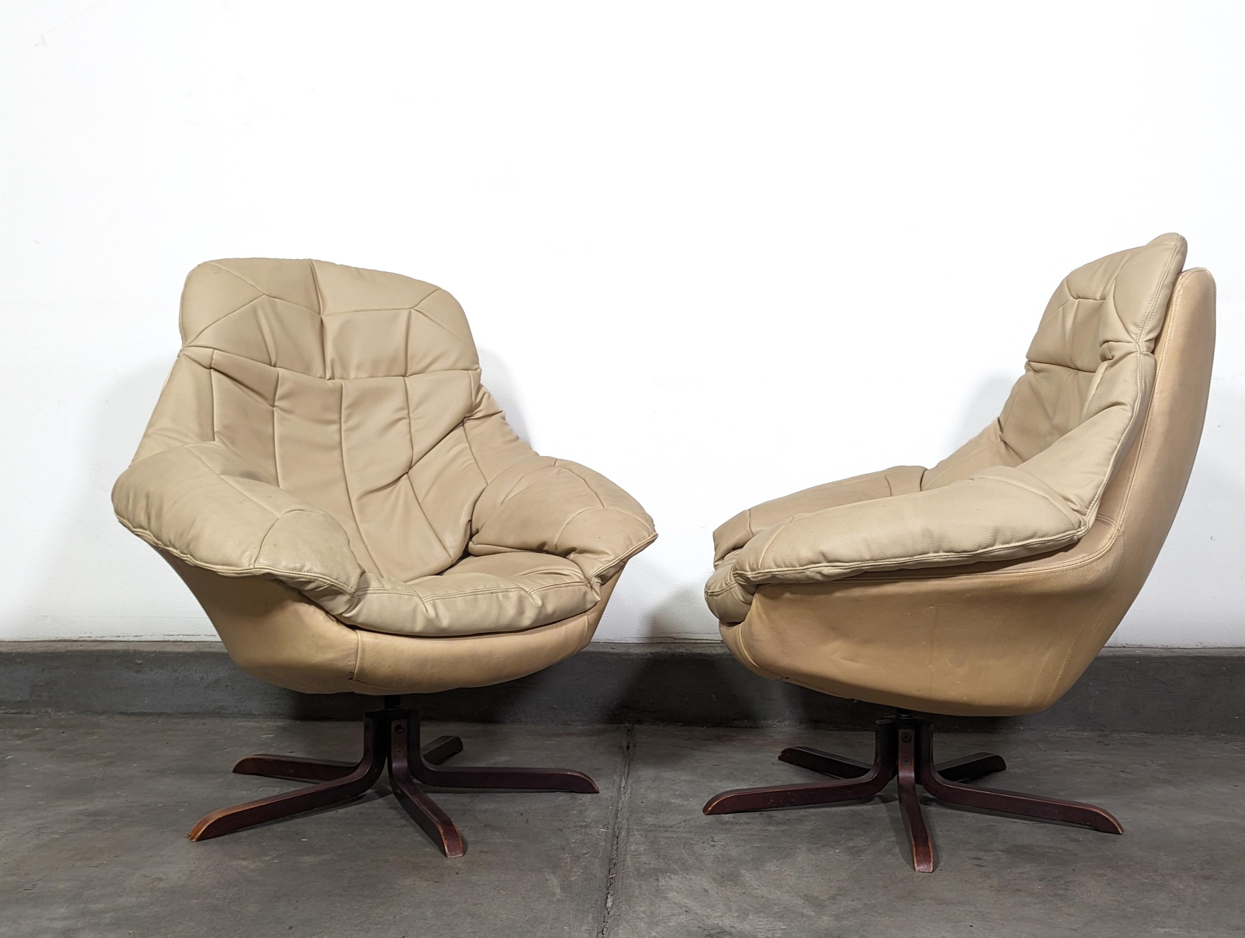 Mid Century Modern Swivel Leather Lounge Chairs von H.W. Klein für Bramin, ca. 1970er-Jahre (Moderne der Mitte des Jahrhunderts) im Angebot