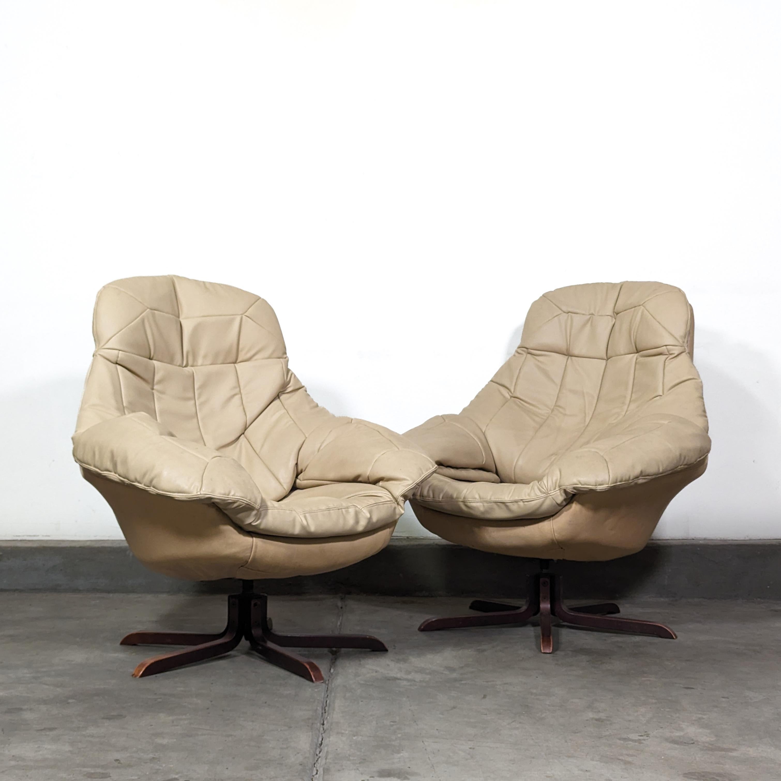Mid Century Modern Swivel Leather Lounge Chairs by H.W. Klein for Bramin, c1970s In Good Condition For Sale In Chino Hills, CA