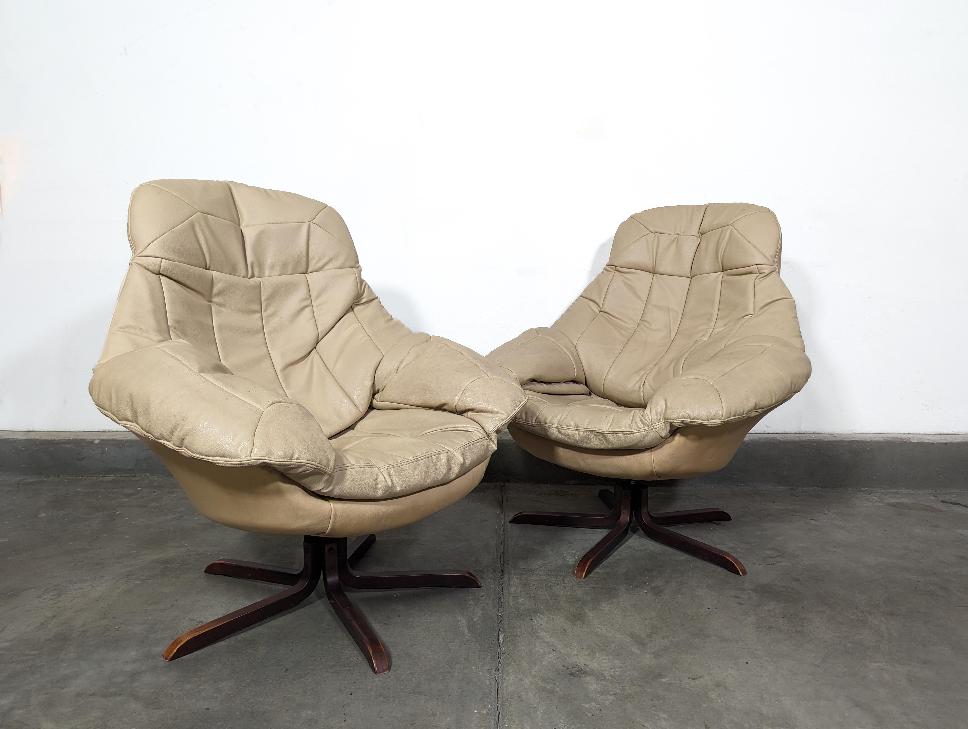Late 20th Century Mid Century Modern Swivel Leather Lounge Chairs by H.W. Klein for Bramin, c1970s For Sale