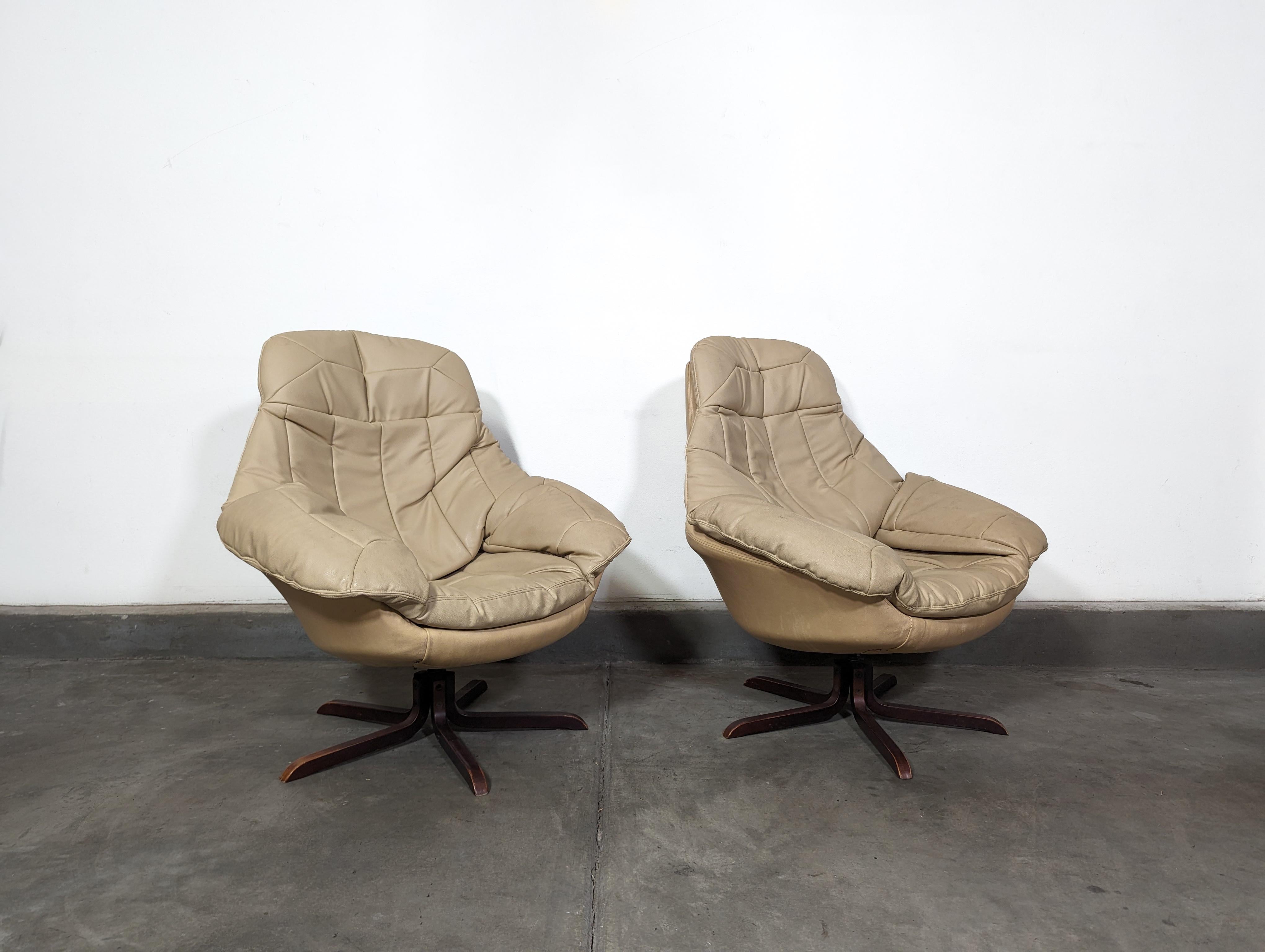 Mid Century Modern Swivel Leather Lounge Chairs by H.W. Klein for Bramin, c1970s For Sale 1