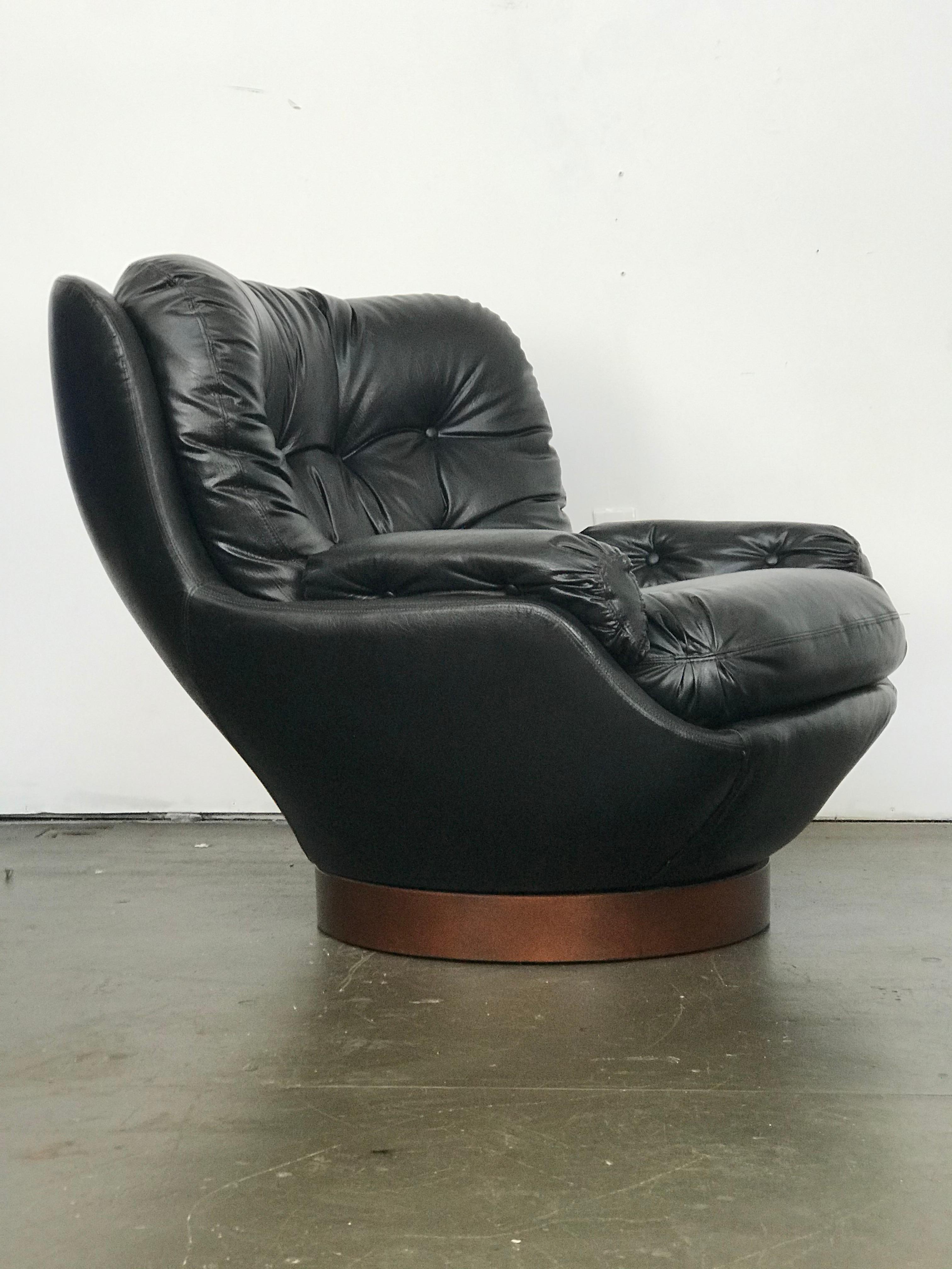 American Mid-Century Modern Swivel Lounge Chair and Ottoman in Black Naugahyde by Selig